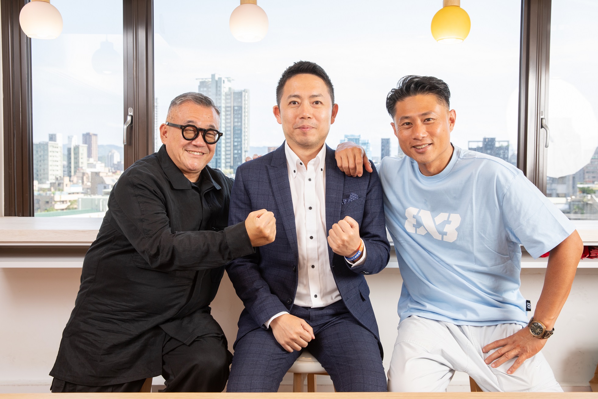 寬寬整合行銷總經理陳功儒（左）與旺寶集團董事長吳同喬（中）因共同友人「小刀」彭康育（右）牽線，攜手合作。