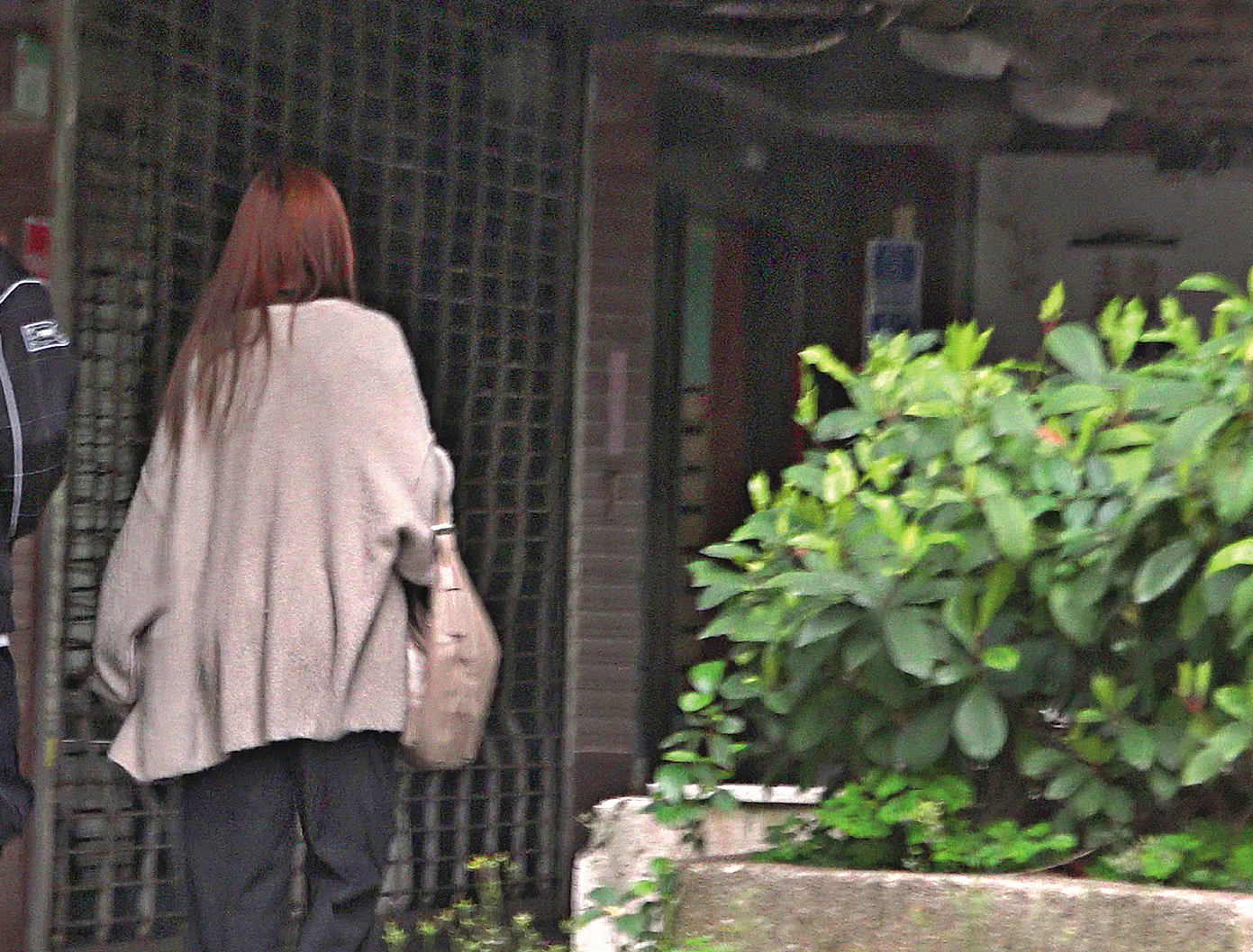 16時15分,羅念與友人喝咖啡談完事,步行走回曾敬驊家。