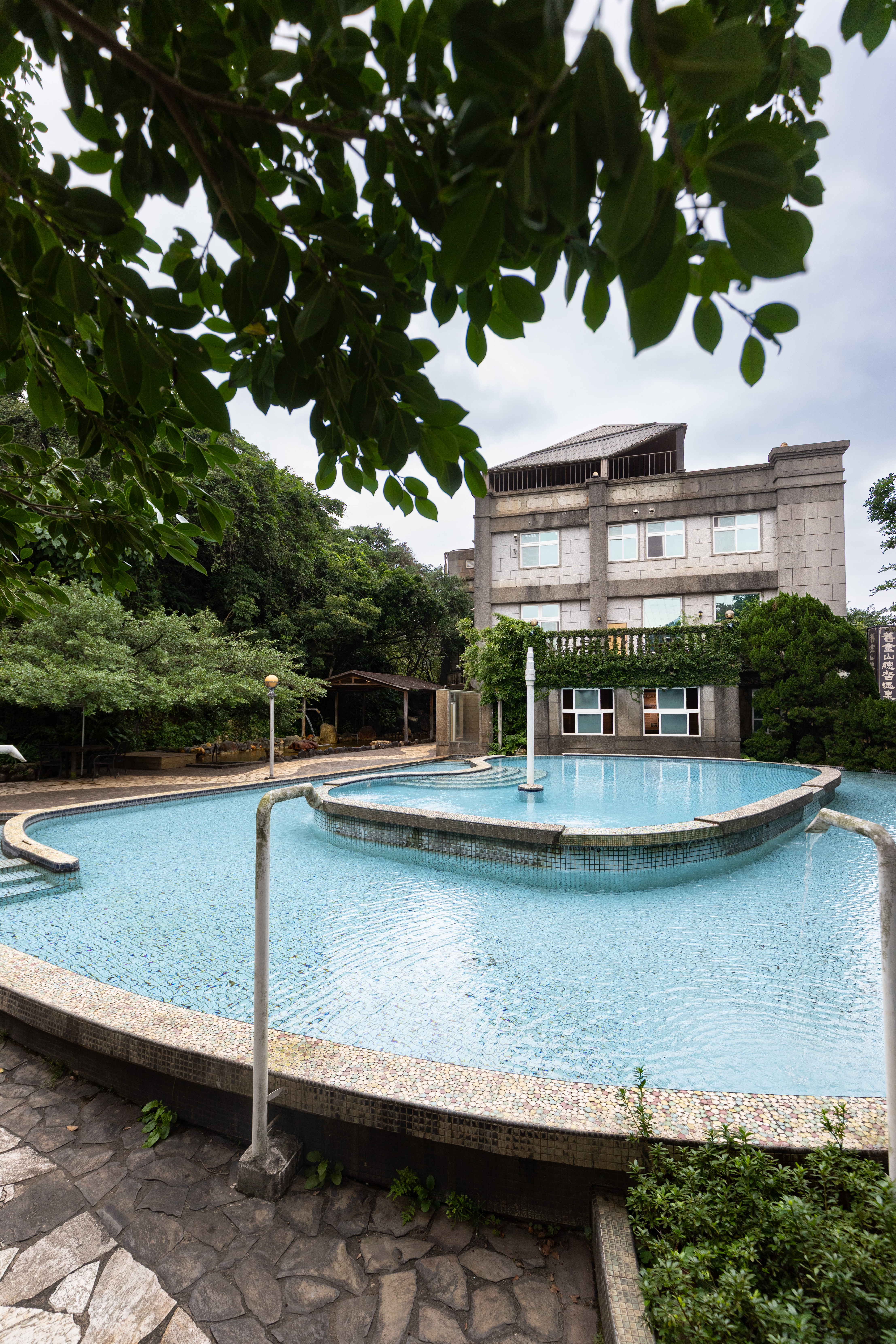 夏天能跳進引用山壁湧出的山泉水的「冷泉SPA」,水質純淨、沁涼無比。