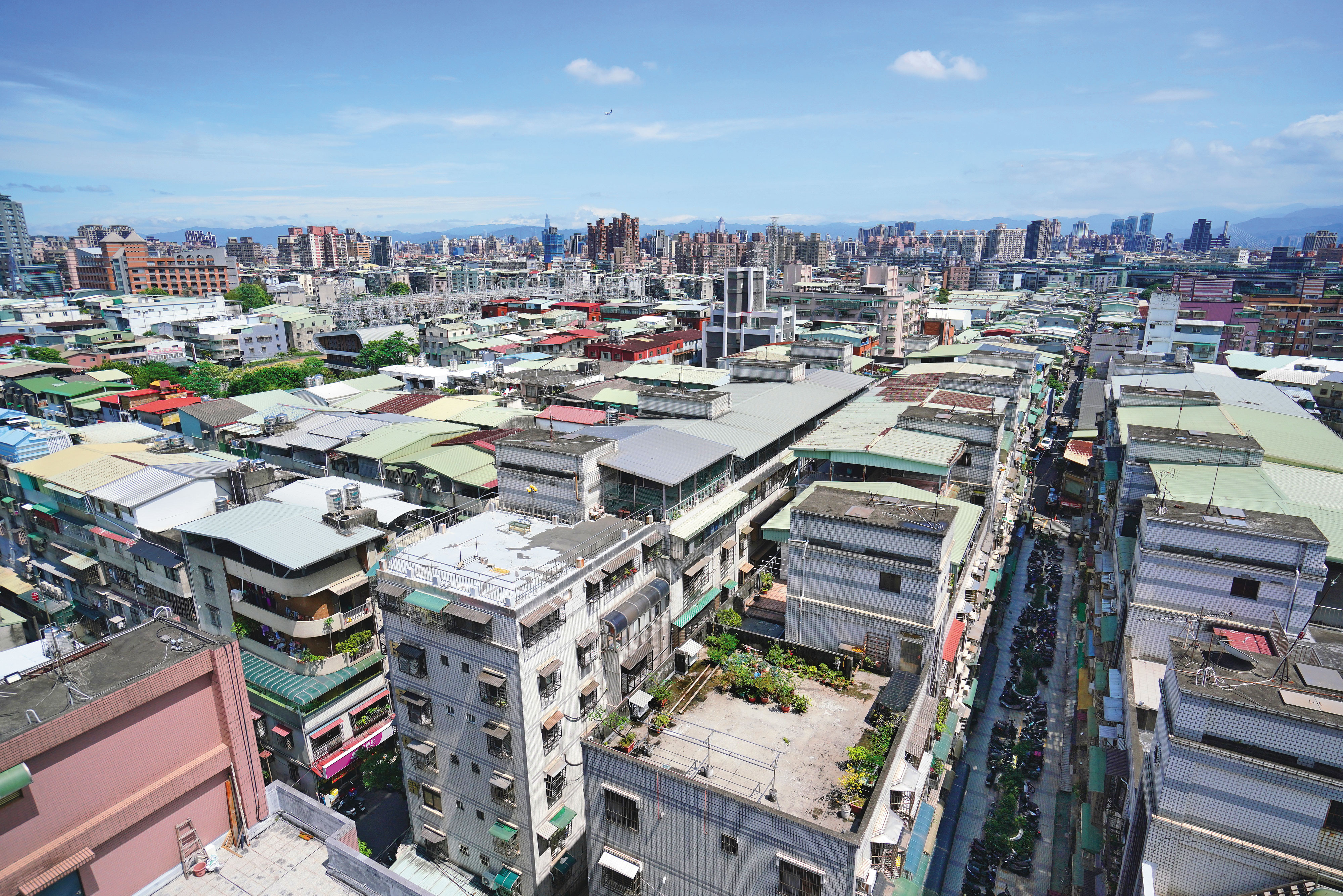 全台屋齡30年以上住宅已突破554萬戶，占比近6成，密集的老公寓正掀起居住革命。