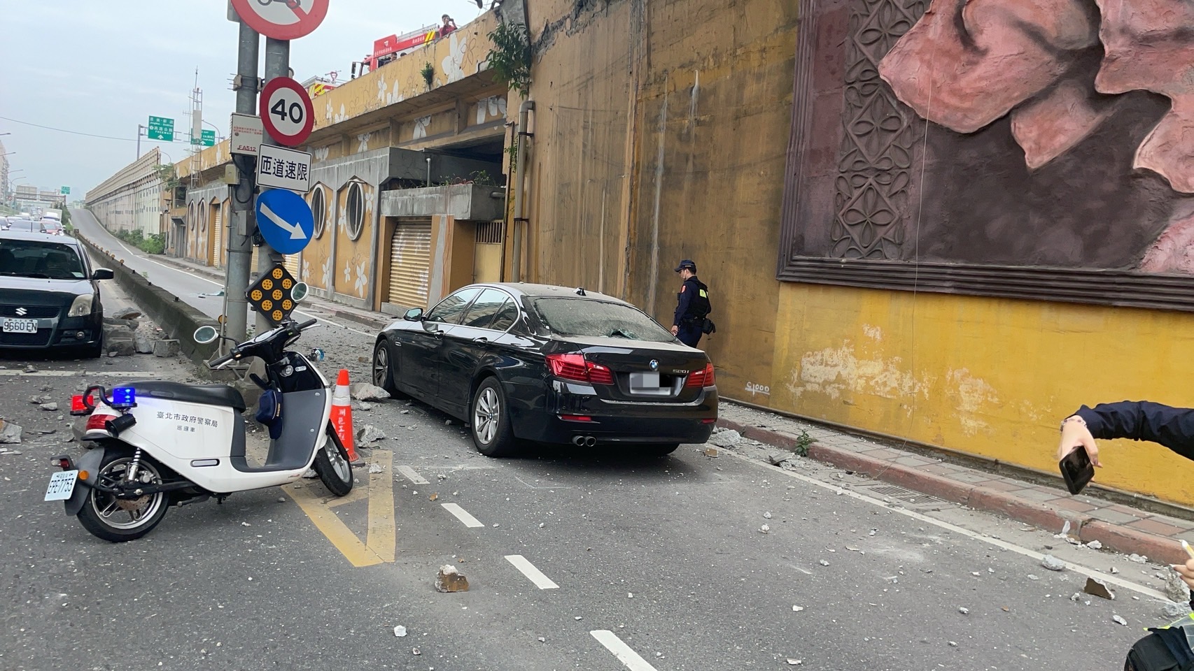水泥車駕駛受困翻覆的車內，承載的水泥傾洩一地。（翻攝畫面）
