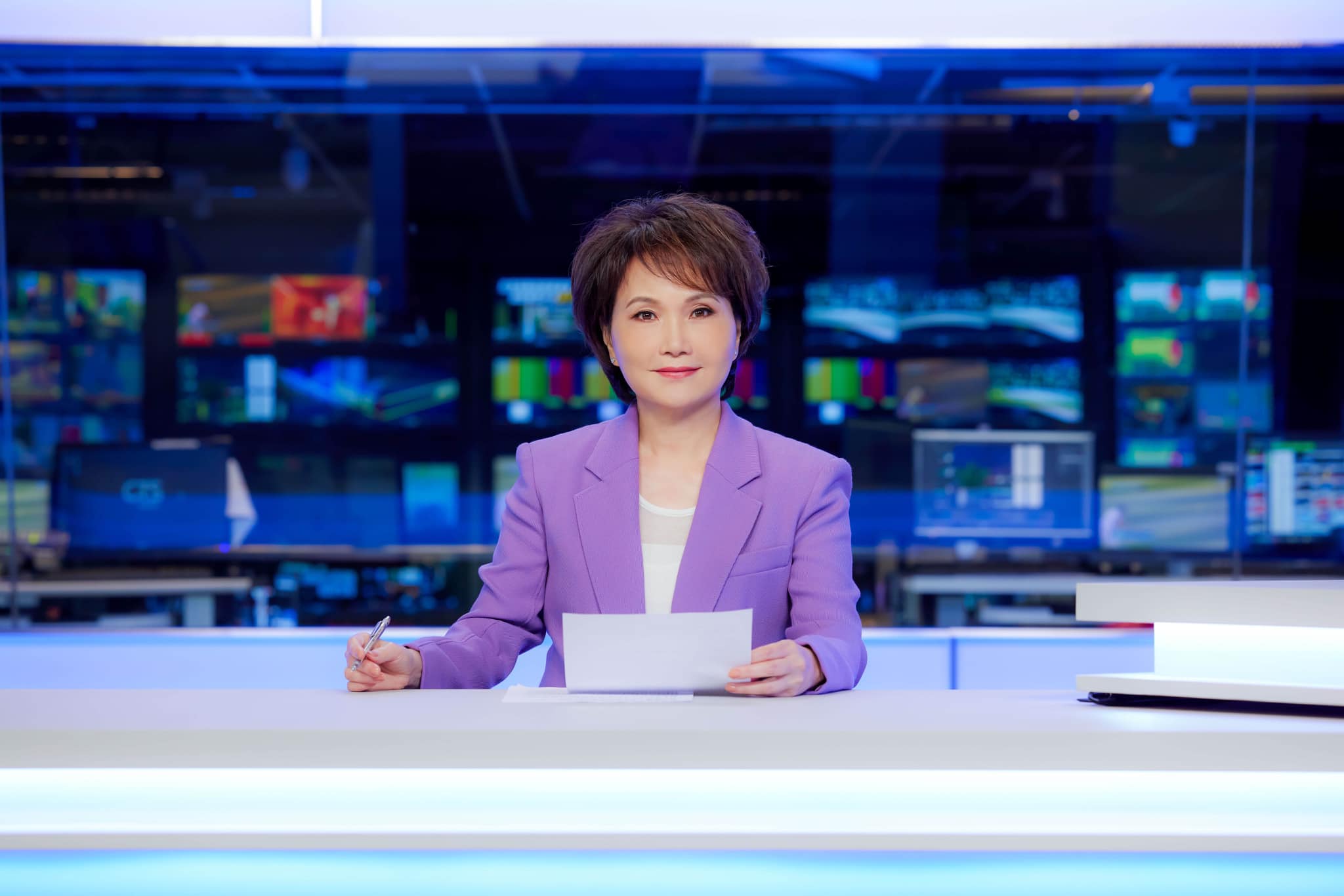 沈春華PO出穿著套裝坐上主播台的照片，讓網友超級期待。（翻攝自沈春華 Live Show臉書）