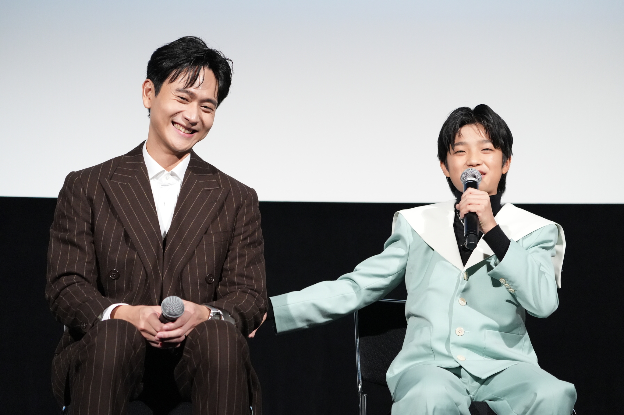 「父子檔」劉冠廷與白潤音皆以西裝亮相,戲裡還像個小學生的白潤音,如今終於有國中生的感覺了。(東京國際影展提供)