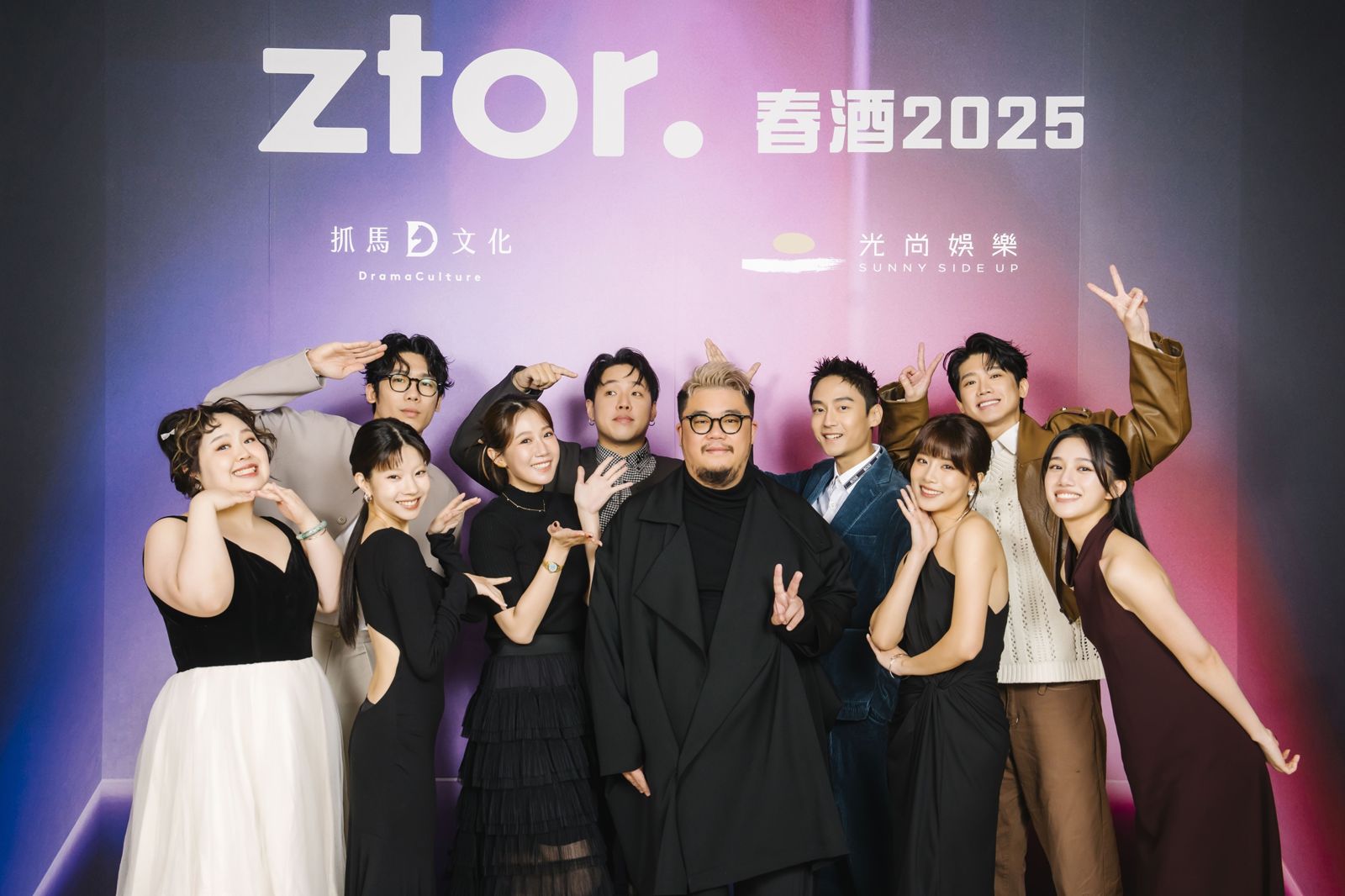 抓馬文化董事總經理謝國豪Kevin(中)與旗下藝人,前排左起:大文、Hoho何諭函、方志友、Kevin 、王上菲、張俐晴;後排左起:忒修斯(翔煜、小正)、大鶴、洪言翔。(抓馬文化提供)