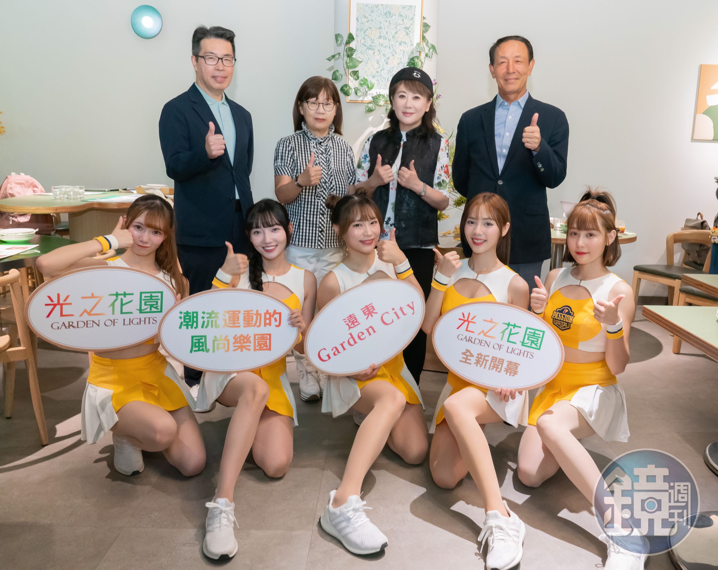 遠東SOGO董事長黃晴(右二)表示,大巨蛋業績亮眼,期盼A區開幕吸引更多年輕客群駐足。(業者提供)