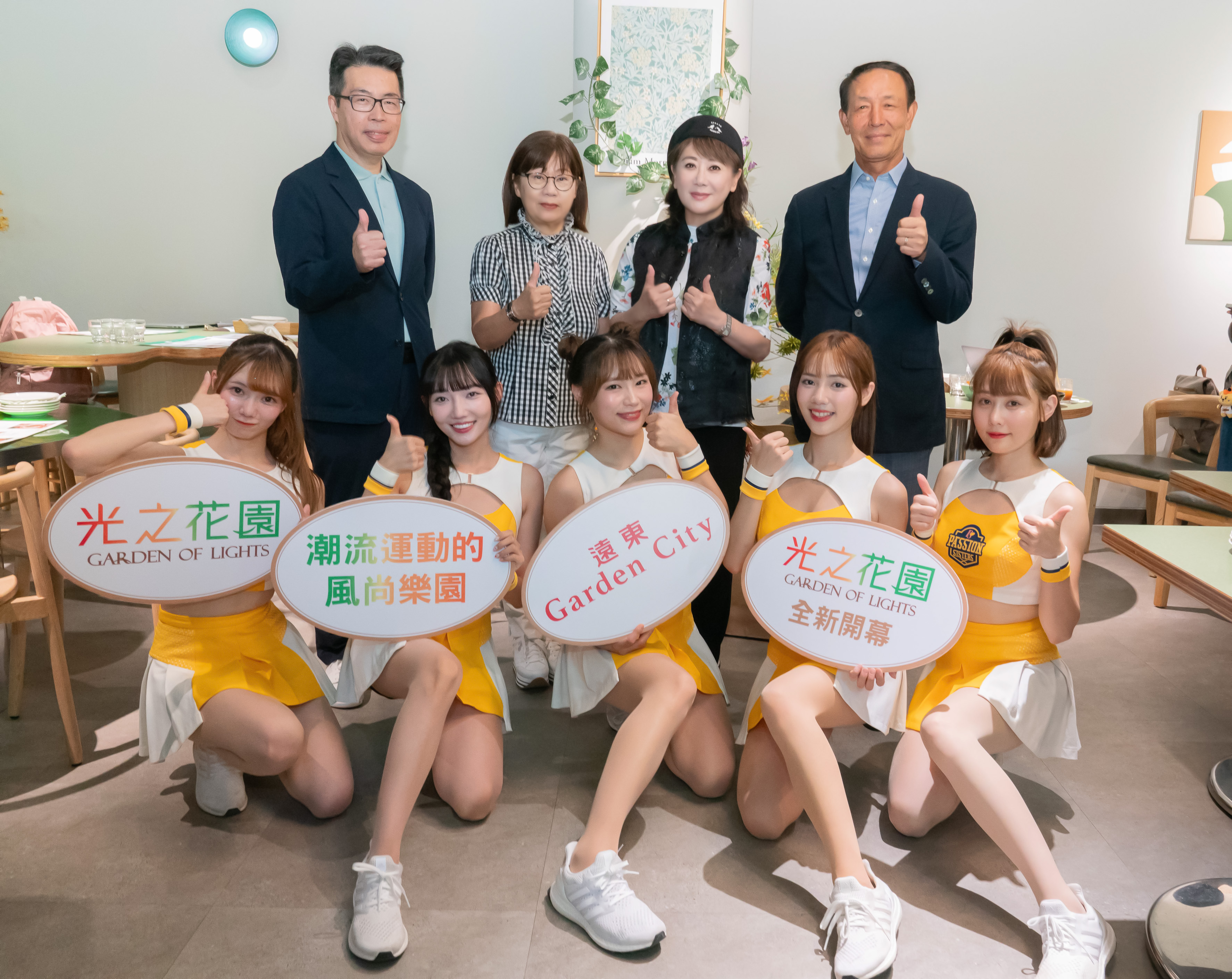 遠東SOGO董事長黃晴（右二）表示，大巨蛋業績亮眼，期盼A區開幕吸引更多年輕客群駐足。（業者提供）