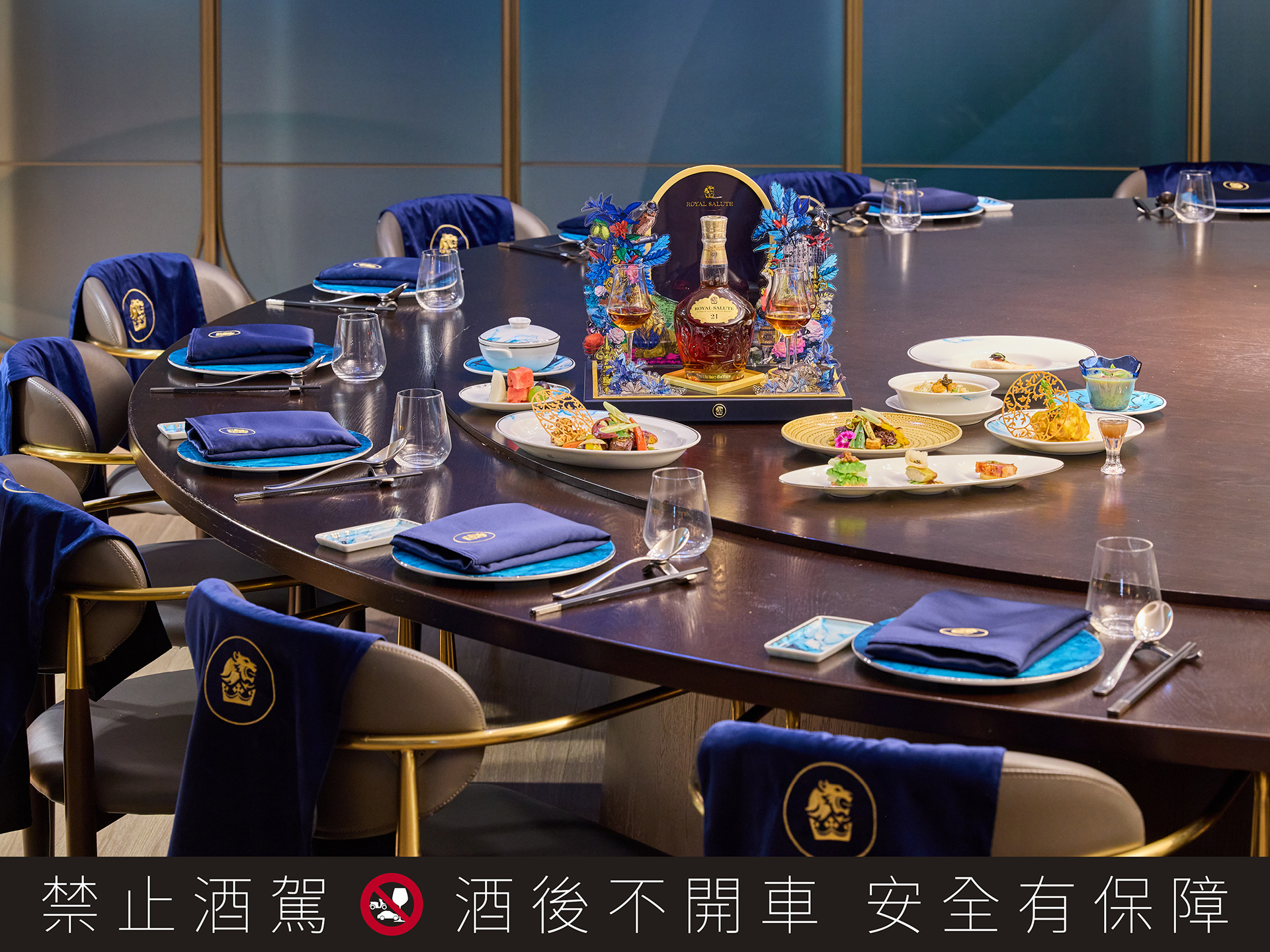 皇家禮炮攜手湛露中餐廳，首度推出「皇家禮炮 尊榮包廂」，打造沉浸式的新奢體驗。