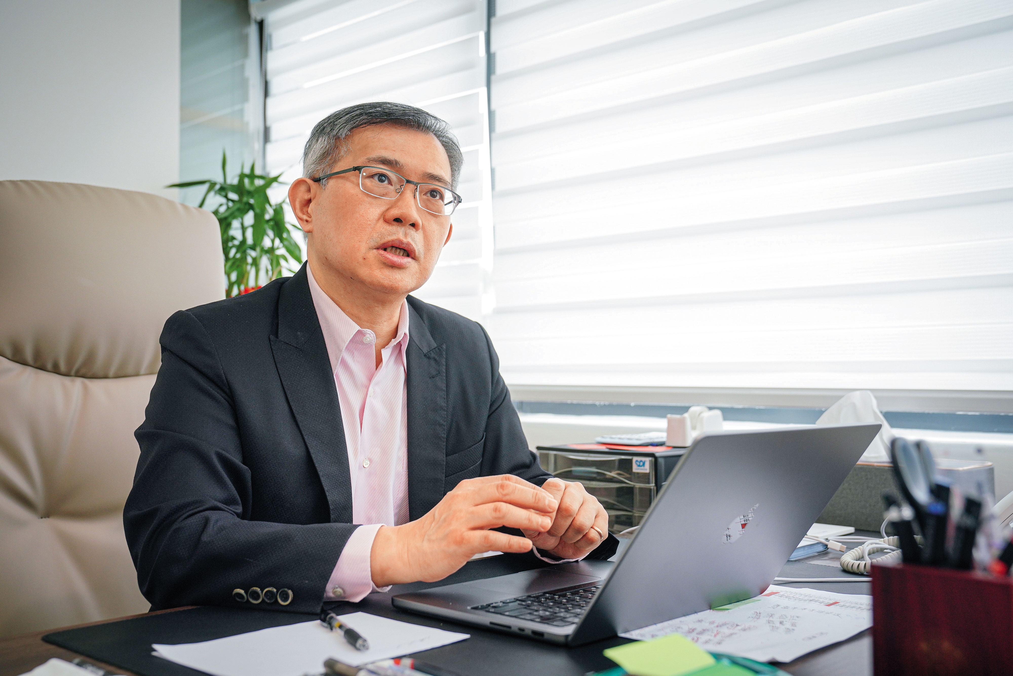 清大校務基金繳出連續11年正報酬且獲利超過15億元的好成績，背後靈魂人物是計量財務金融系教授林哲群。