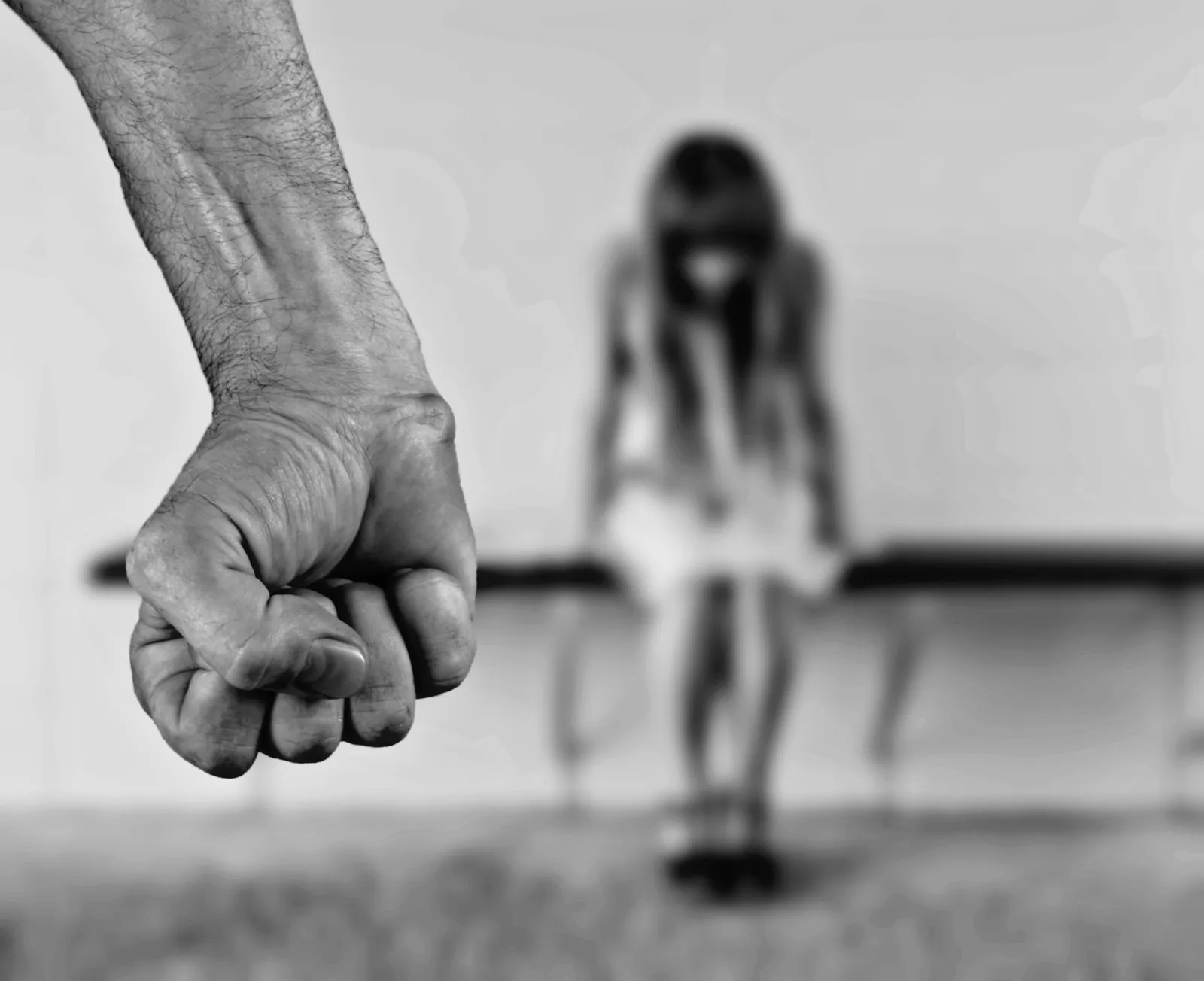 惡父逼女童掛牌「畜生」赤腳遊街! 涉違反傷害等罪深夜遭羈押禁見
