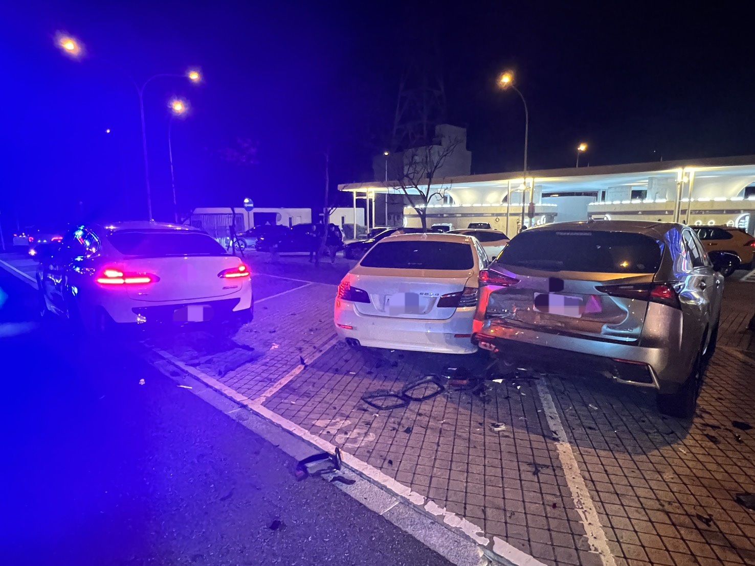 停在楊梅休息站停車格的6車無辜挨撞,損壞情形嚴重。(翻攝畫面)