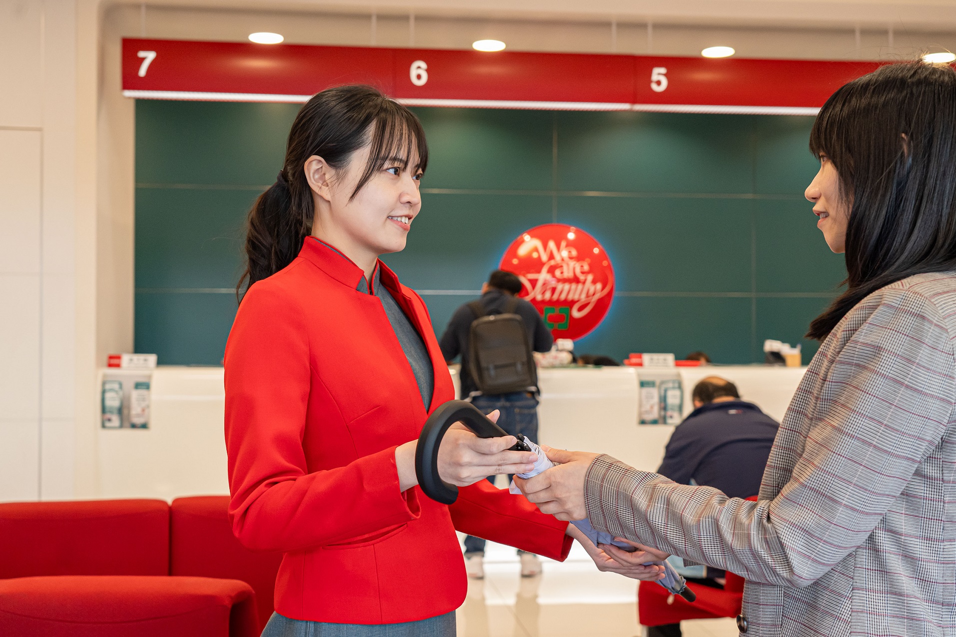 民眾可至中信銀行全臺154家分行據點免費借還以回收寶特瓶為原料製成之寶特瓶循環愛心傘，落實「循環經濟」概念。（中國信託銀提供）