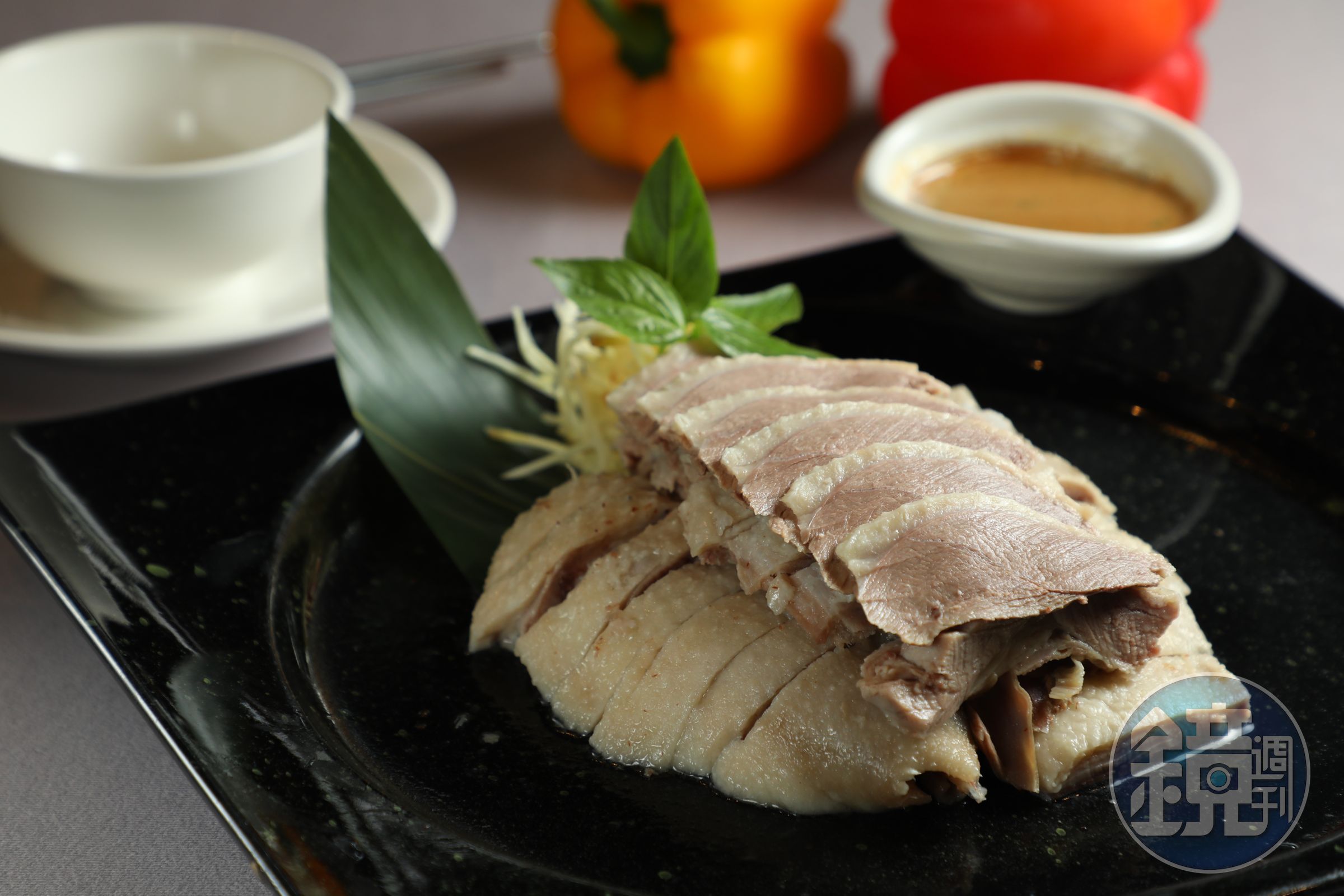 楊梅宴遇的招牌「客家土鵝肉」使用白羅曼鵝，延續大楊梅鵝莊的風味，肉質軟嫩而有彈性。（420元／份）