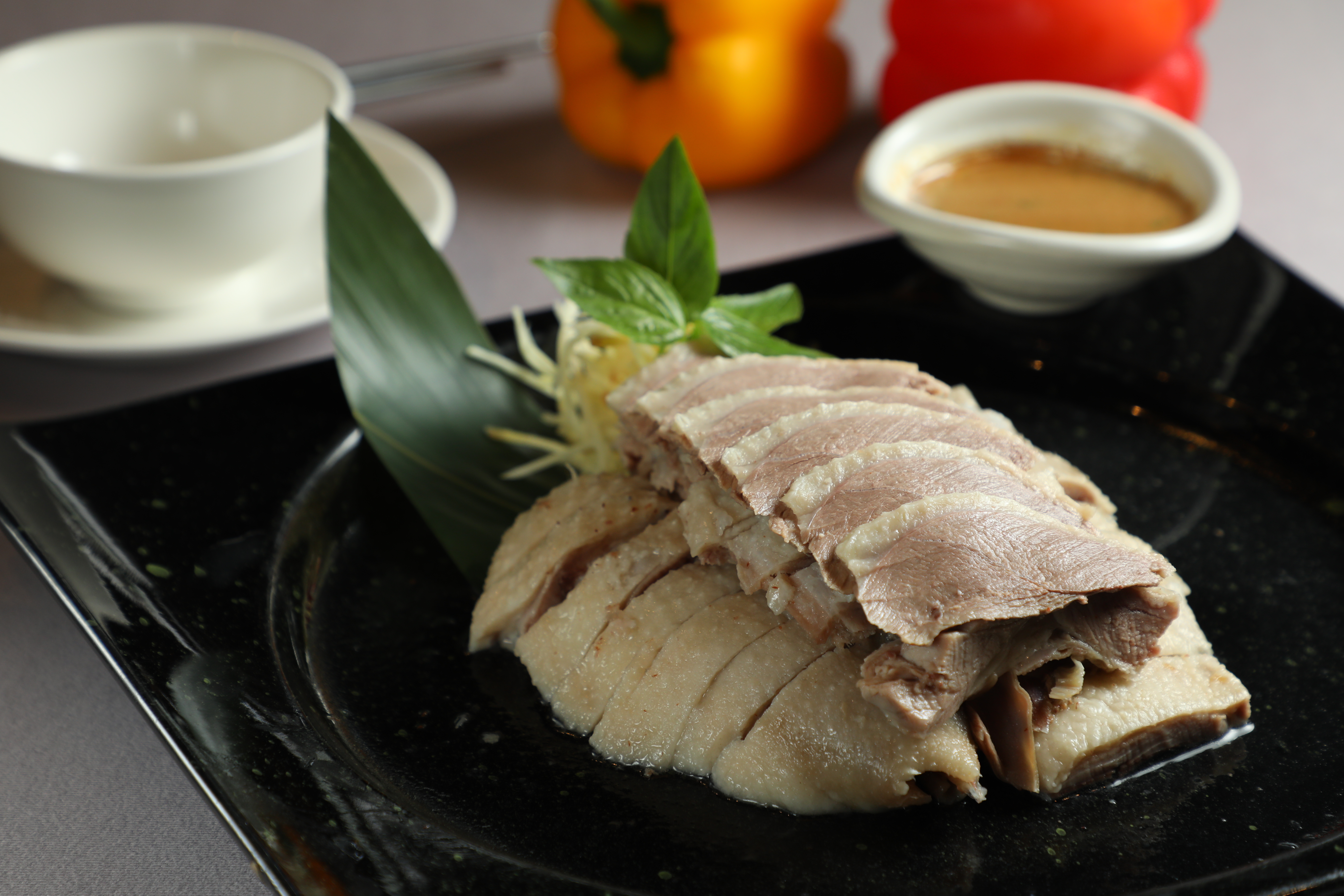 楊梅宴遇的招牌「客家土鵝肉」使用白羅曼鵝，延續大楊梅鵝莊的風味，肉質軟嫩而有彈性。（420元／份）