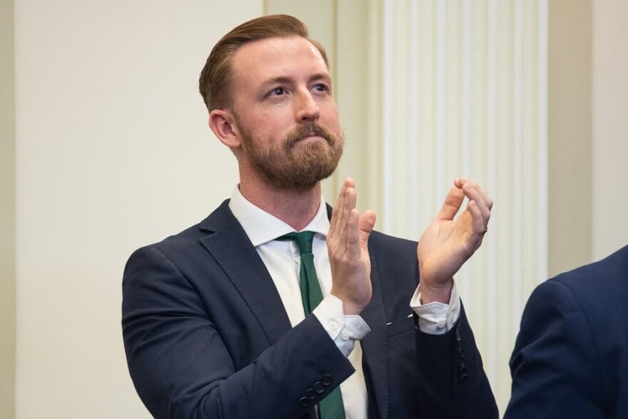 美國奧克拉荷馬州教育總監華特斯在非公開會議中「當場偷看裸女圖」而陷入醜聞風暴。（翻攝自Ryan Walters臉書）