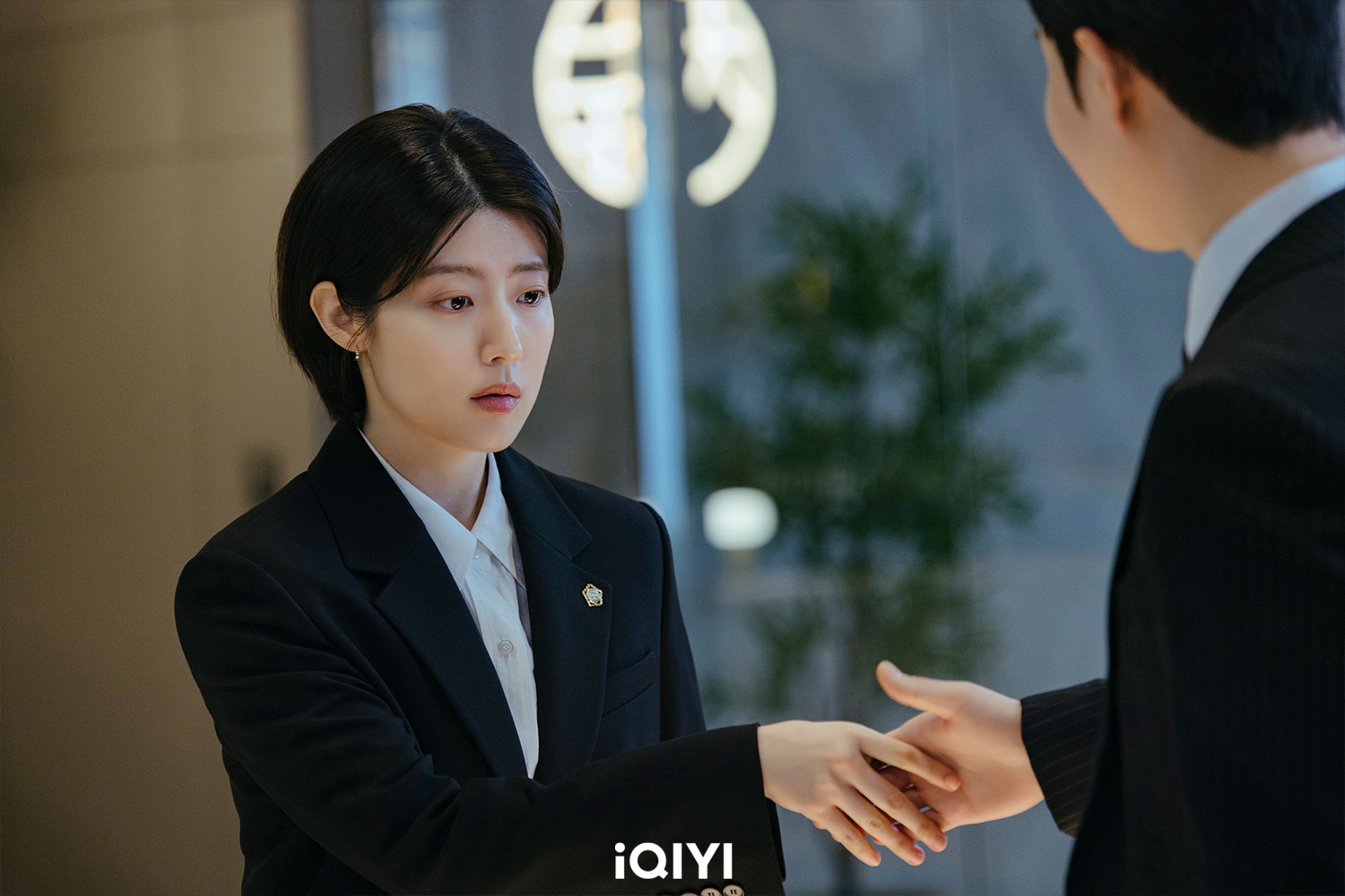 南志鉉不情不願地被分配到離婚部門。(iQIYI國際站提供)