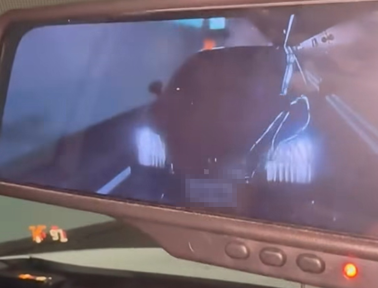 從車主行車紀錄器顯示,一輛黑色自小客完全緊貼行駛,根本沒有保持安全距離。(翻攝爆料公社)