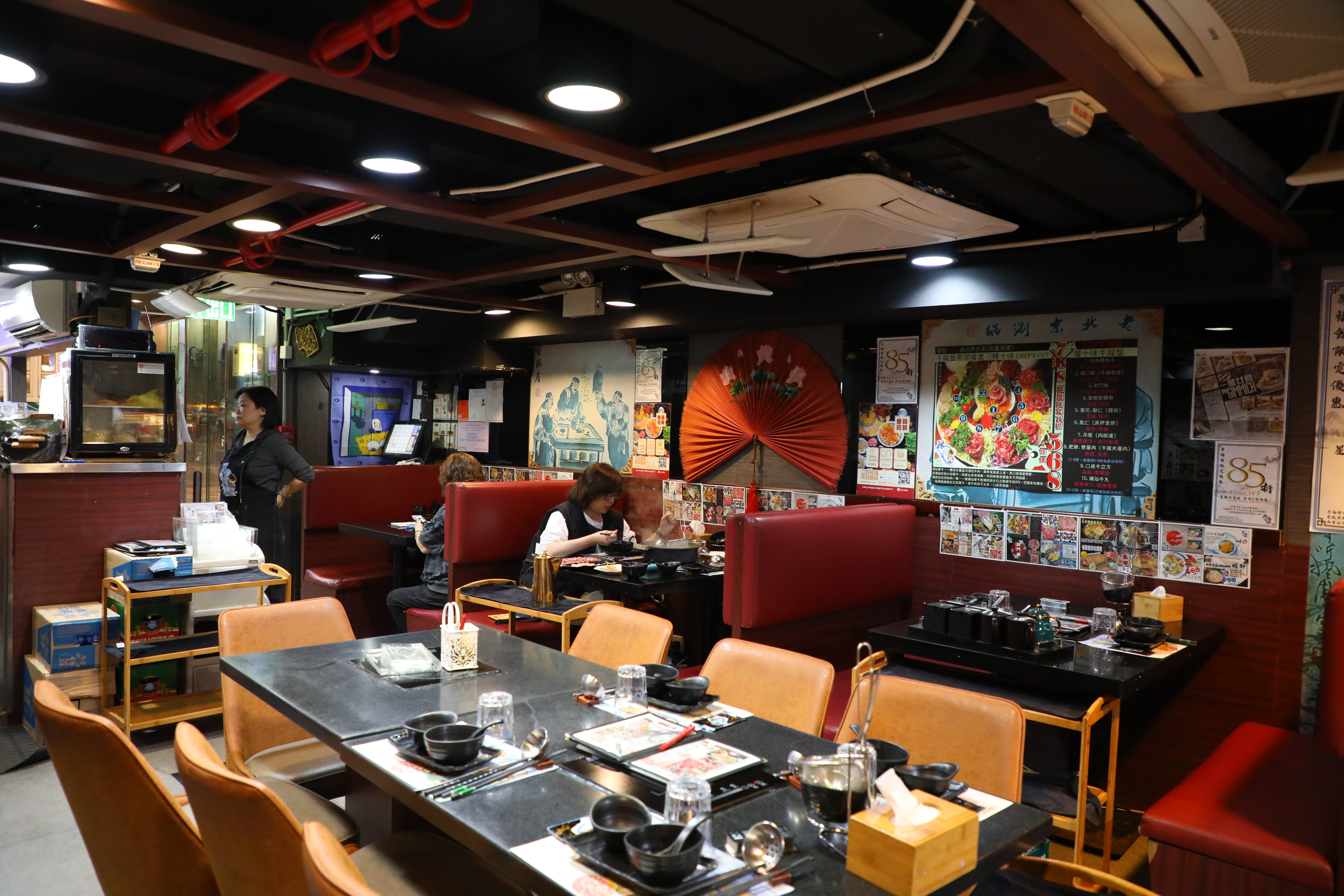 海鮮火鍋老店的裝潢簡單，有許多種划算套餐可選。
