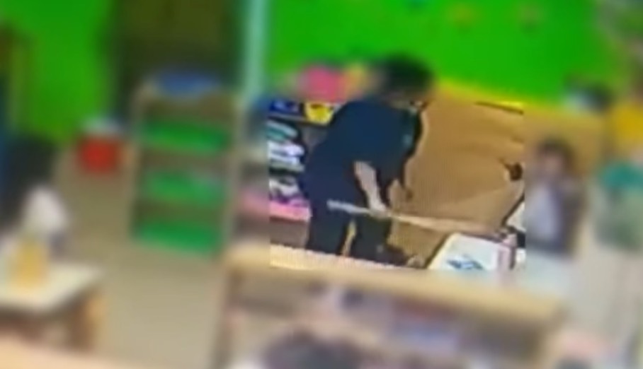 被害家長公開幼兒園內監視器畫面,有教保員拿掃把丟向男童,並逼到角落威嚇。翻攝百福社區好厝邊臉書