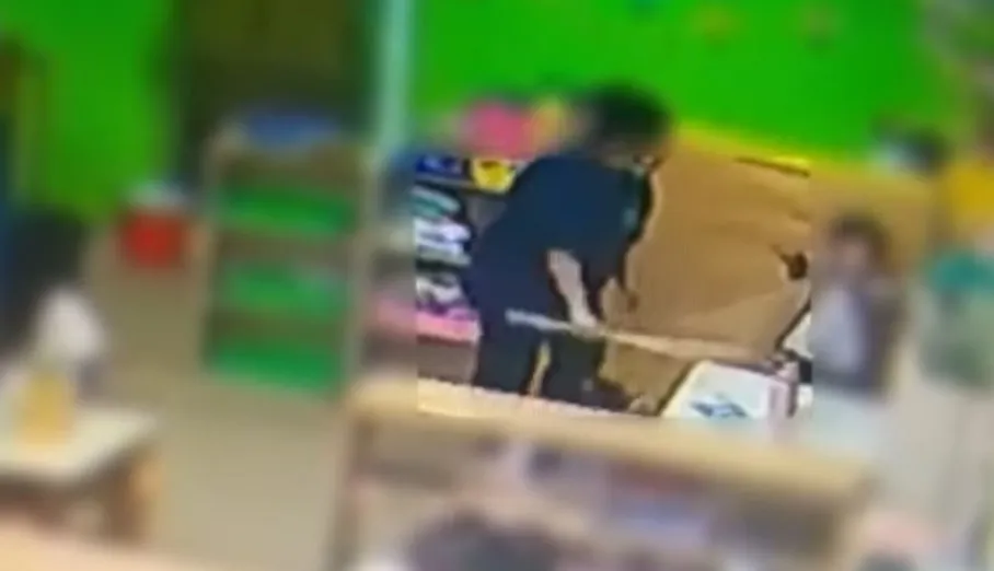 被害家長公開幼兒園內監視器畫面，有教保員拿掃把丟向男童，並逼到角落威嚇。翻攝百福社區好厝邊臉書