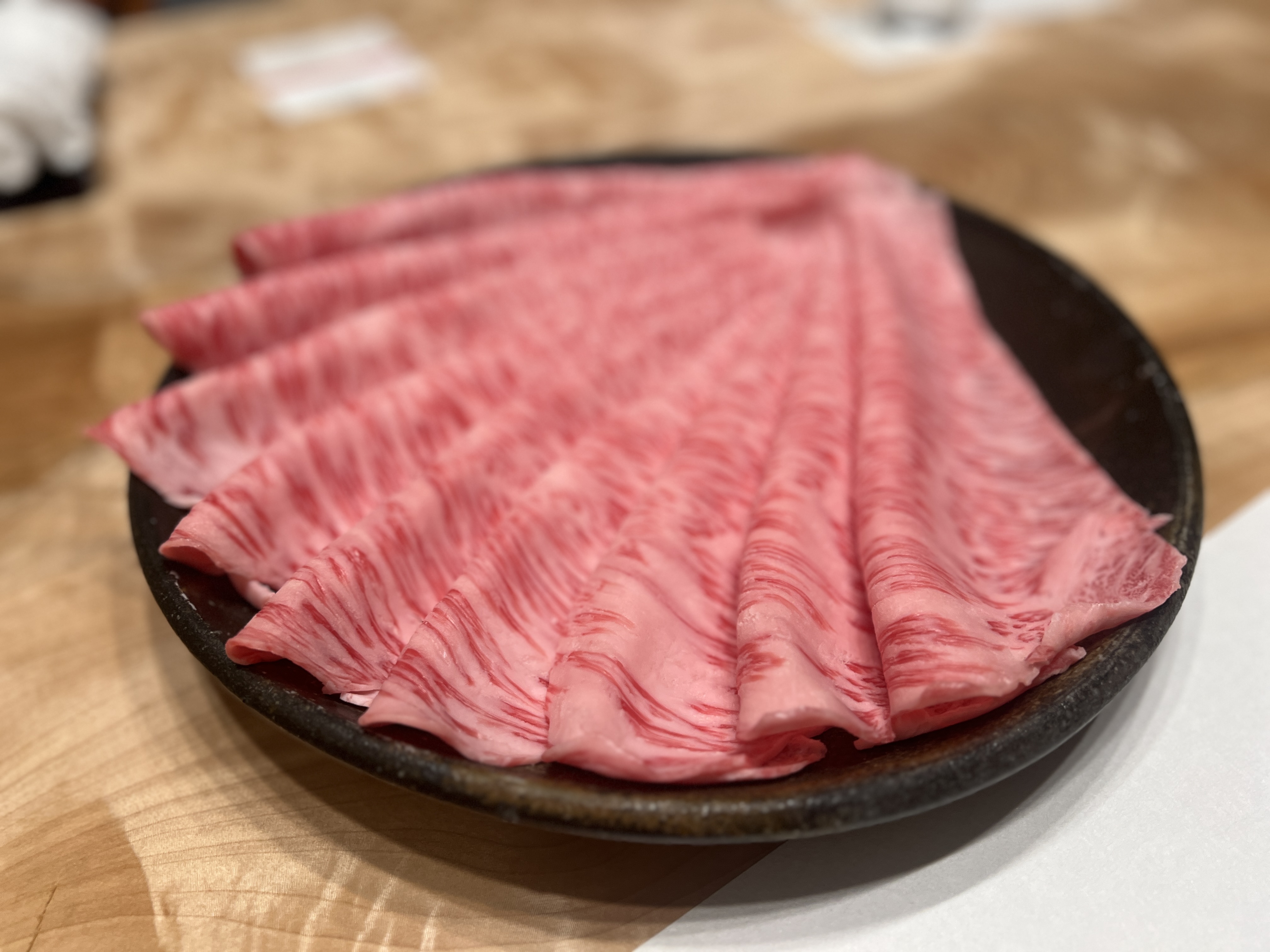 有美麗的大理石霜降油花的黑毛和牛，九成以上源自但馬牛種的「田尻號」。