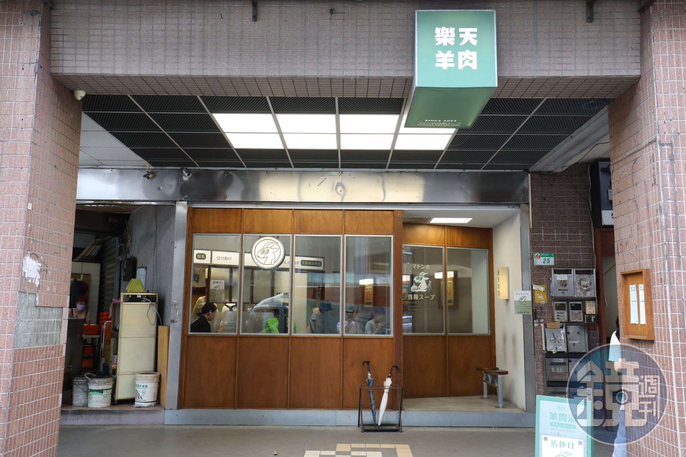 在車水馬龍的大馬路口，樂天羊肉店低調隱身在華廈一樓。