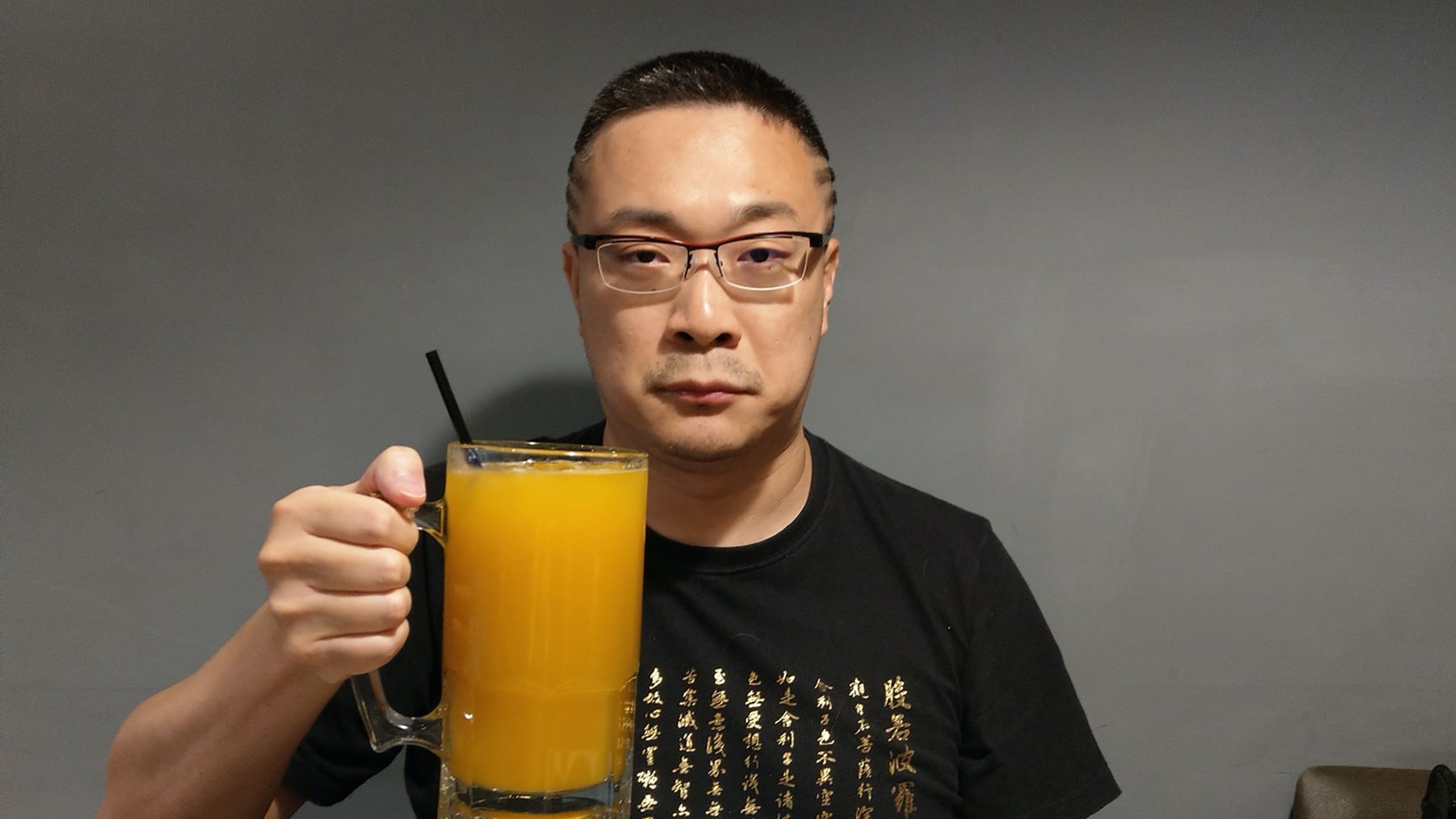朱學恒2度強抱擁吻美女議員，今被依強制猥褻罪起訴。（翻攝自朱學恒的阿宅萬事通事務所臉書）