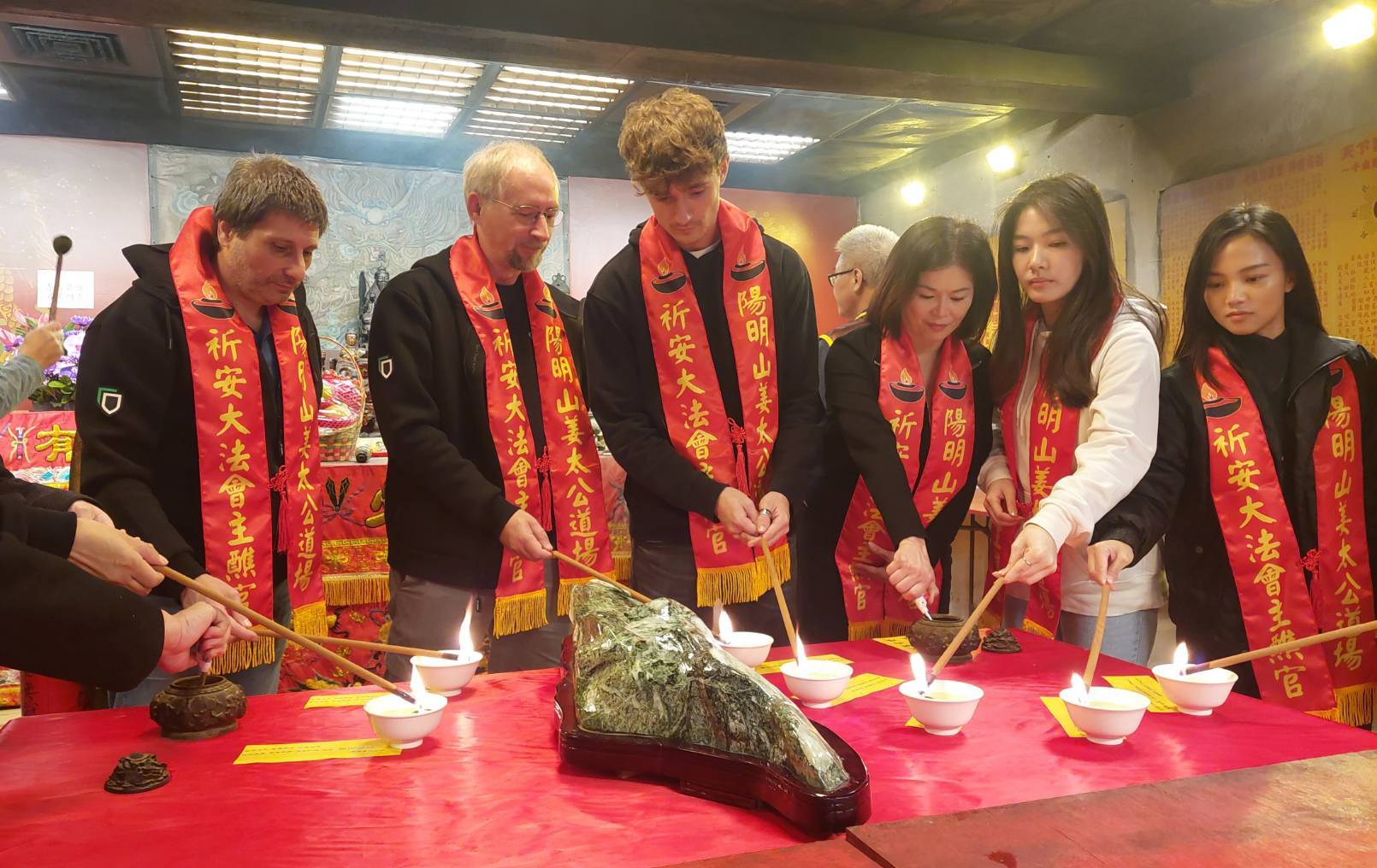 Adam Back（左二）一行人點亮七星燈為台祈福拚經濟。（姜太公道場提供）