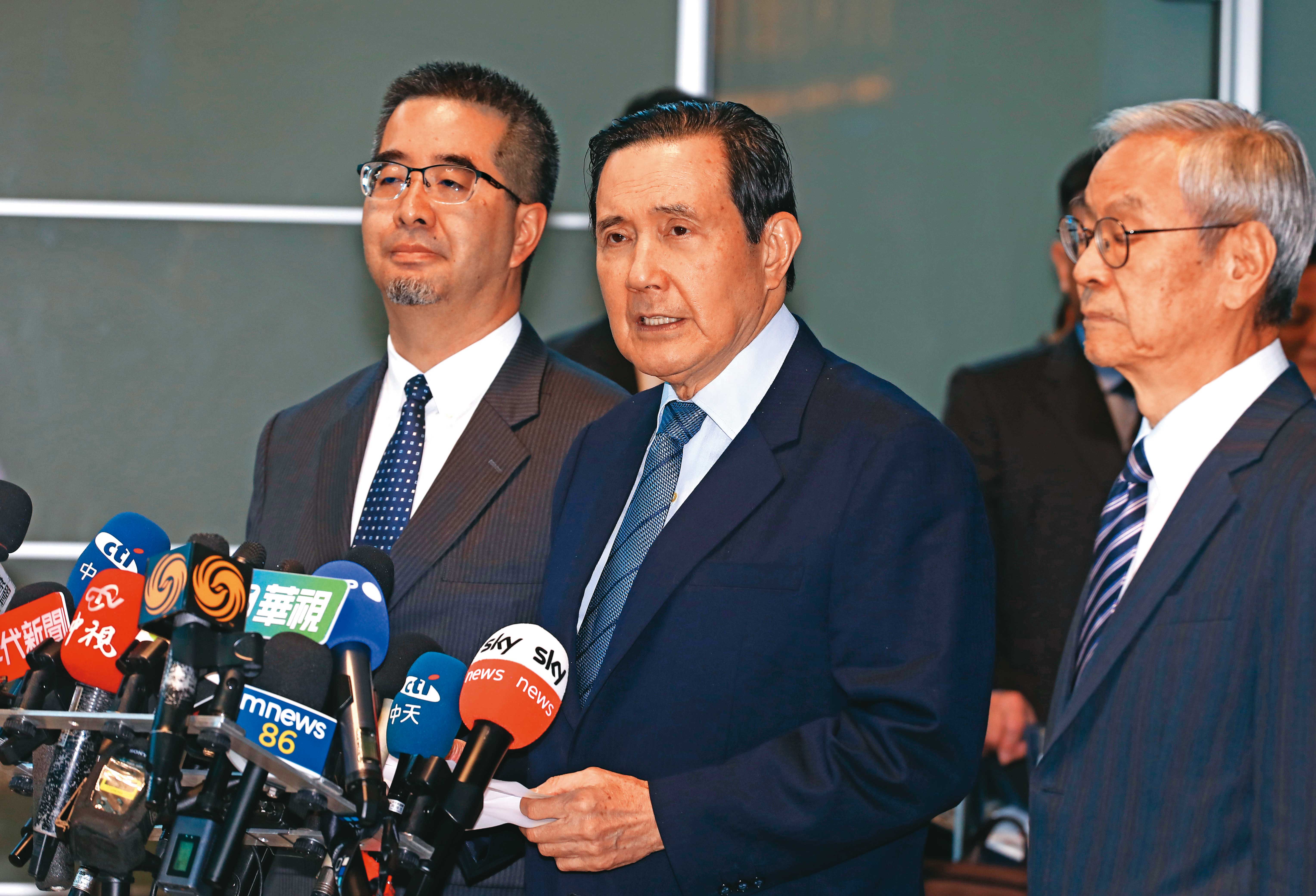 前總統馬英九（中）本月初赴中訪問，牽動東亞局勢。