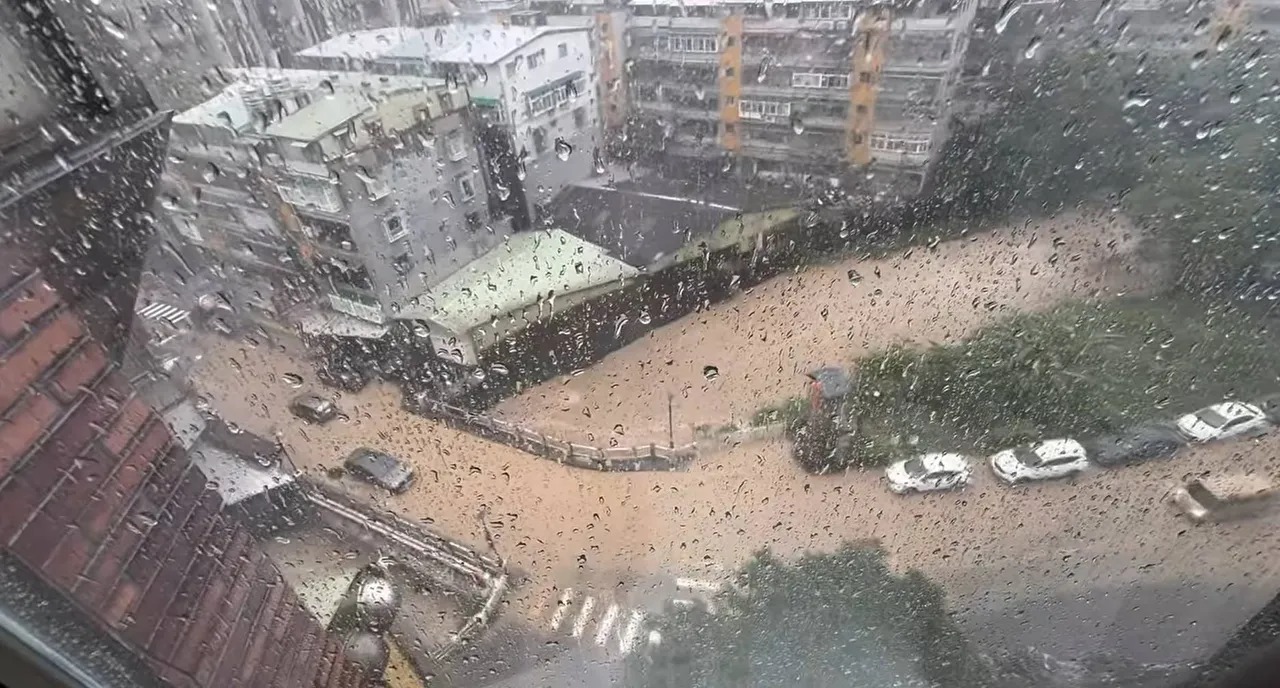 強颱康芮今（31日）已登陸台東，稍早汐止傳出淹水。（翻攝汐止集團臉書）