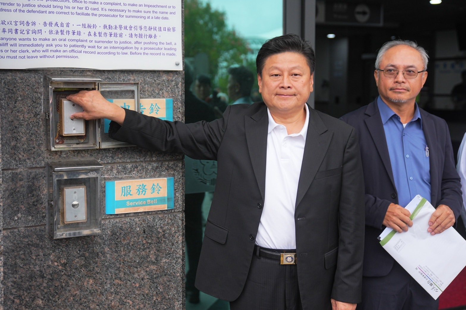 傅崐萁今與律師到花蓮地檢署題告張峻6項罪名。（翻攝自傅崐萁臉書）