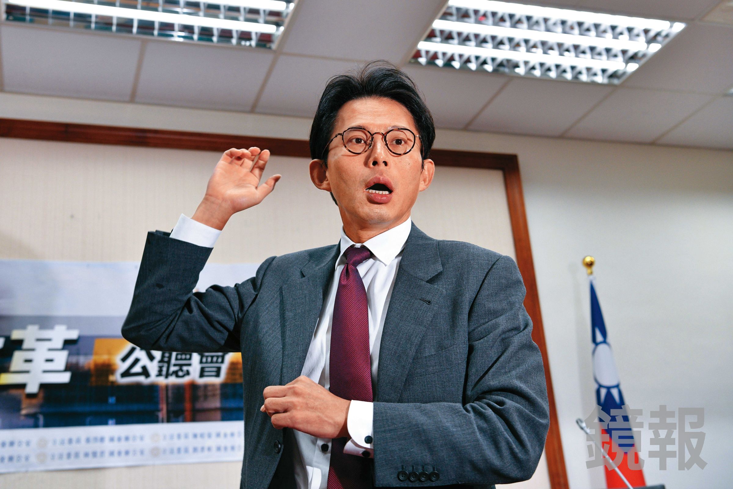 民眾黨主席黃國昌涉弊案情持續升溫,貪汙對價證據浮現,疑有其他立委捲入成共犯。(鏡報李智為)