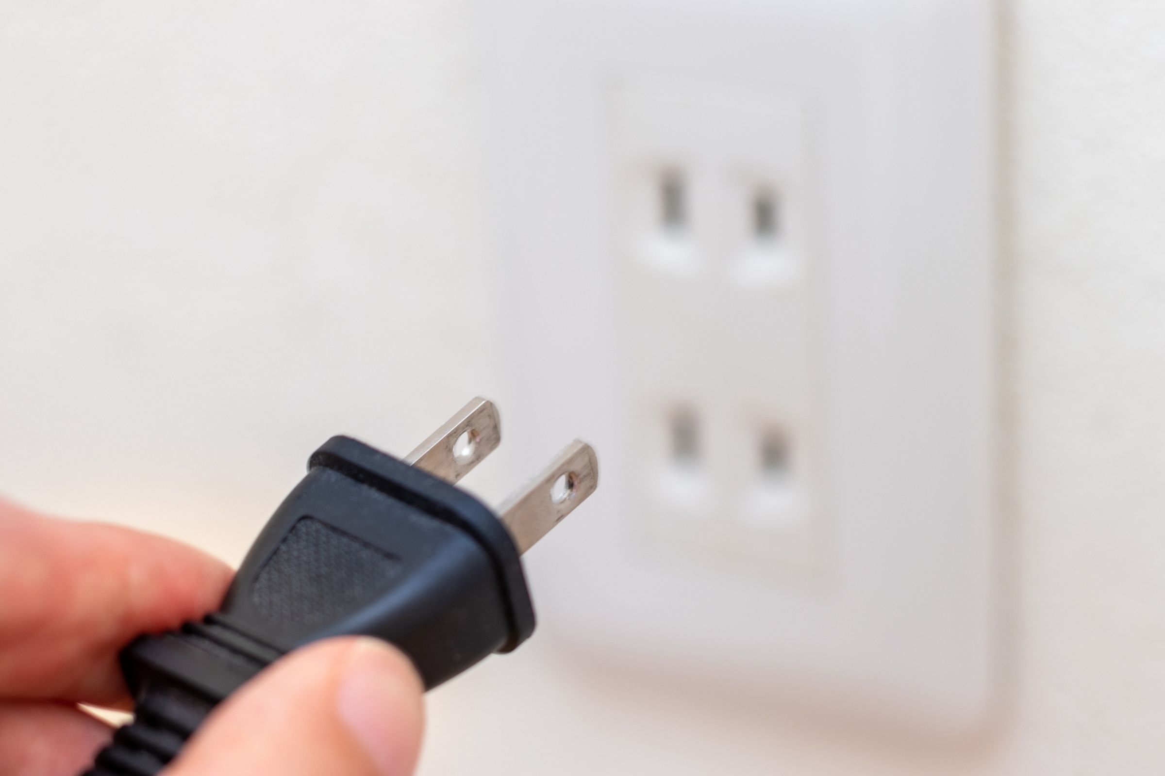 台電提醒大掃除千萬別漏掉家中插頭與插座,若清理不當,可能成為火災隱患。(翻攝自photo-ac)