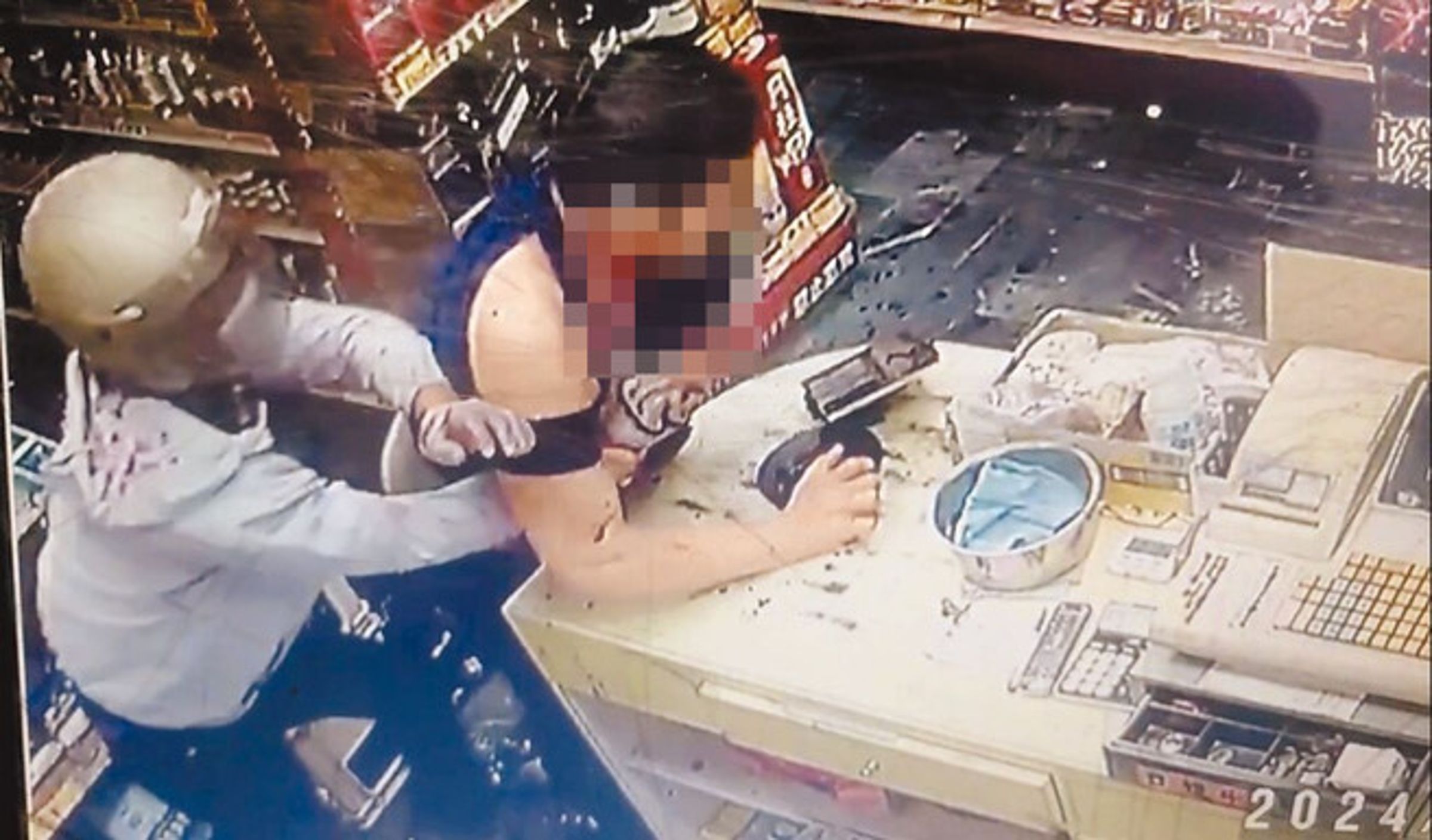 雜貨店老闆遭歹徒持剪刀狂刺。(翻攝畫面)