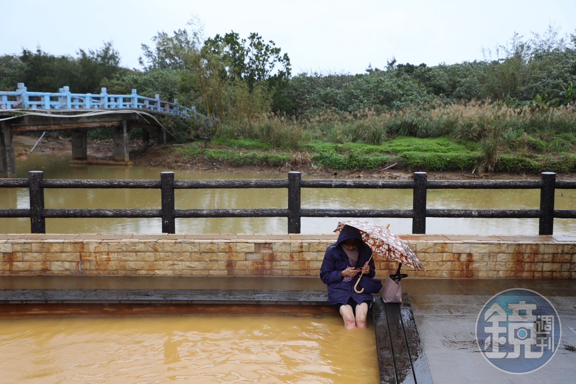 即使天空飄著毛毛細雨,遊客依然甘願撐傘享受泡腳池的暖熱湯泉。