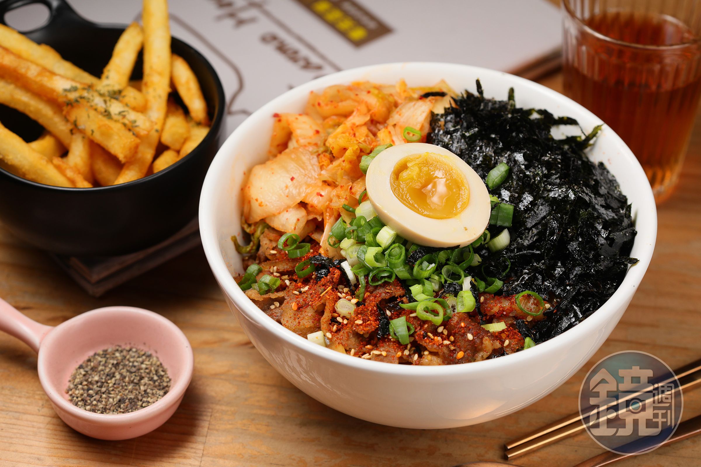 分量十足的「泡菜丼」，一碗就能大啖多種配菜，是附近許多上班族的最愛。（219元／份）