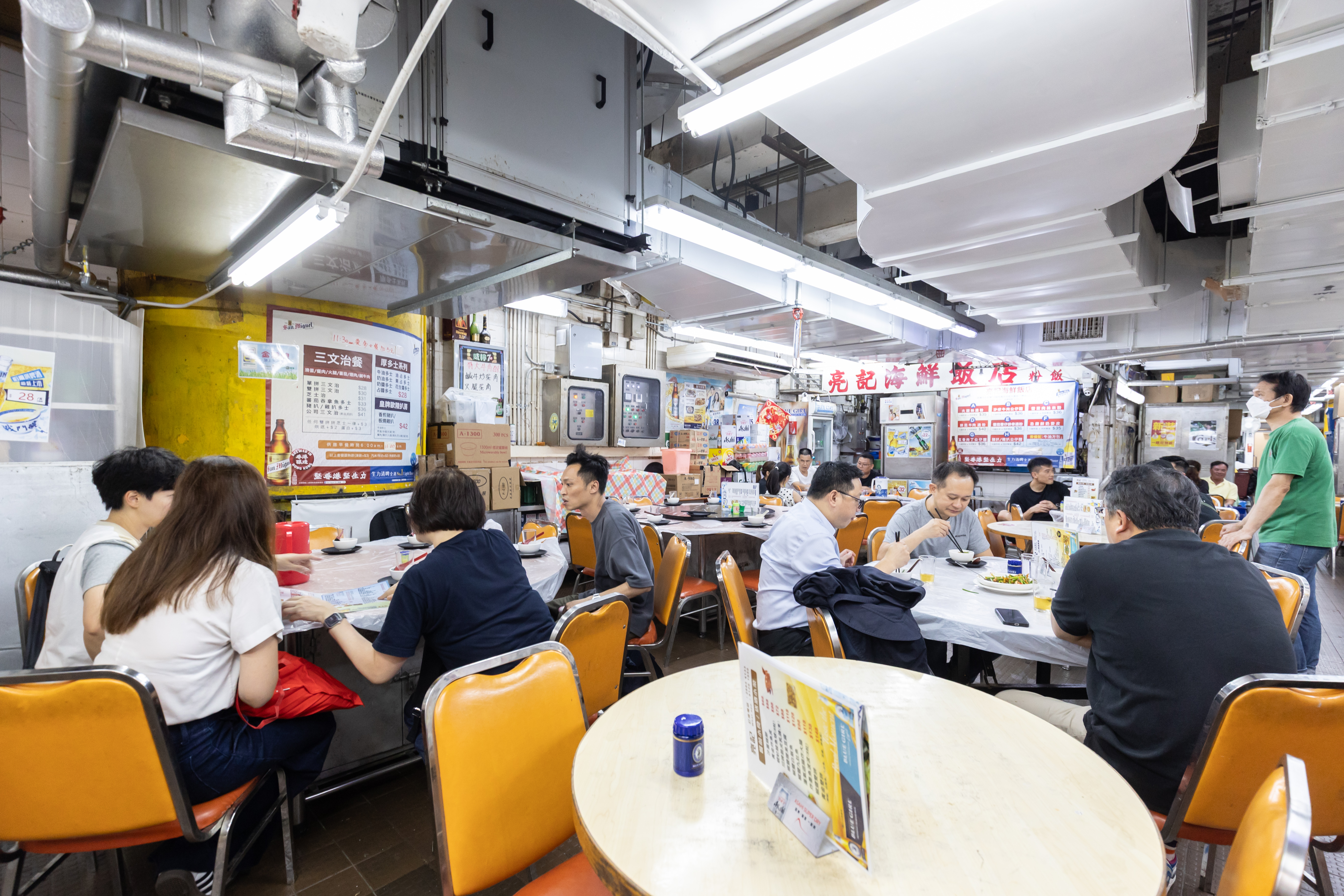 「亮記海鮮飯店」創立於1982年，傳承三代至今，依然孜孜不倦為社區居民服務。
