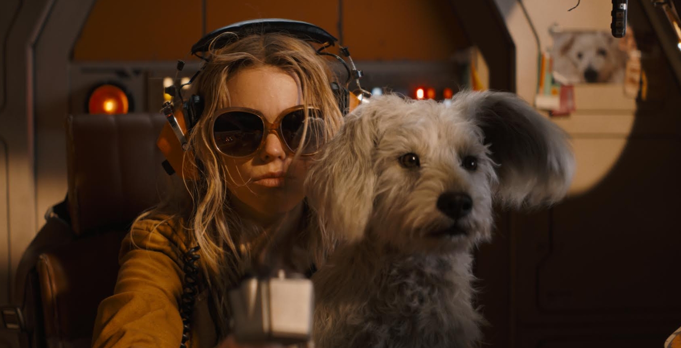 《超少女》揭露卡拉的身分，不只是超人的堂姊，還是跟愛犬氪普托相依為命，不惜勇闖宇宙，只為了救狗一命。（華納兄弟提供）