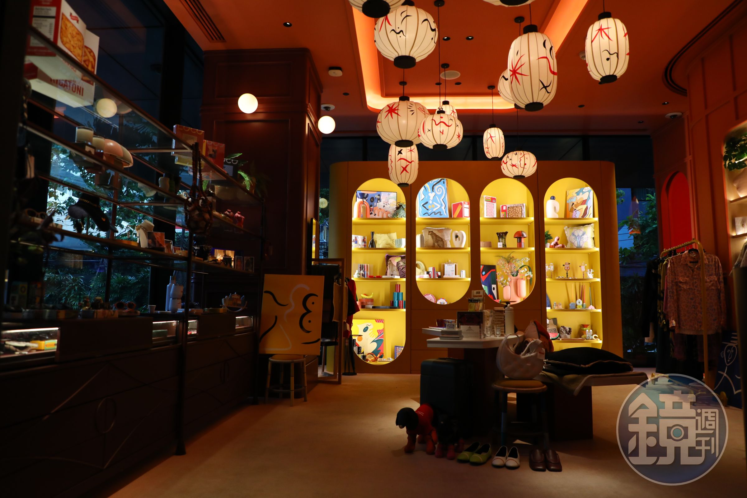酒店附設的商店同樣流洩炫麗色彩，而且可以買到很多設計款商品。