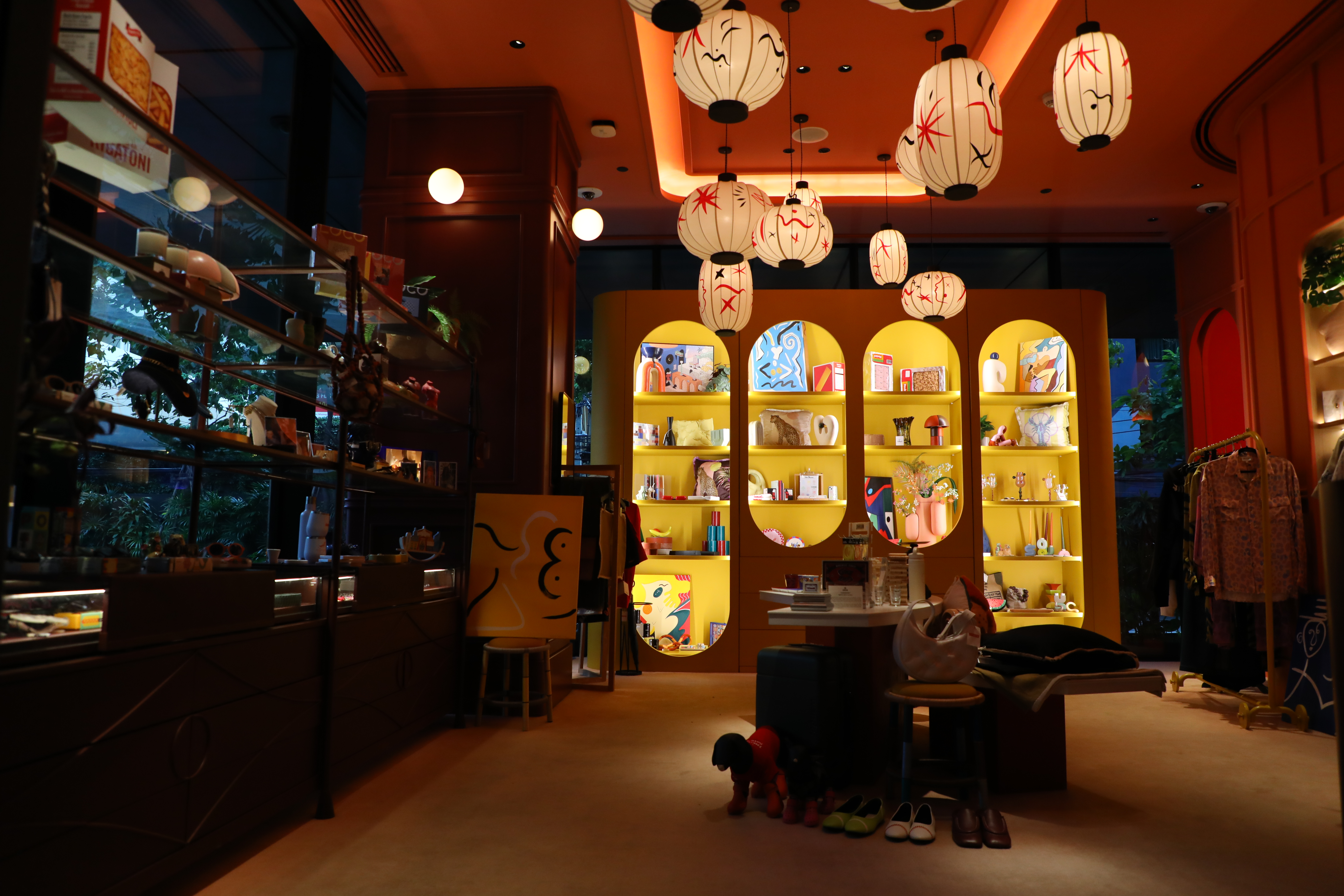 酒店附設的商店同樣流洩炫麗色彩，而且可以買到很多設計款商品。