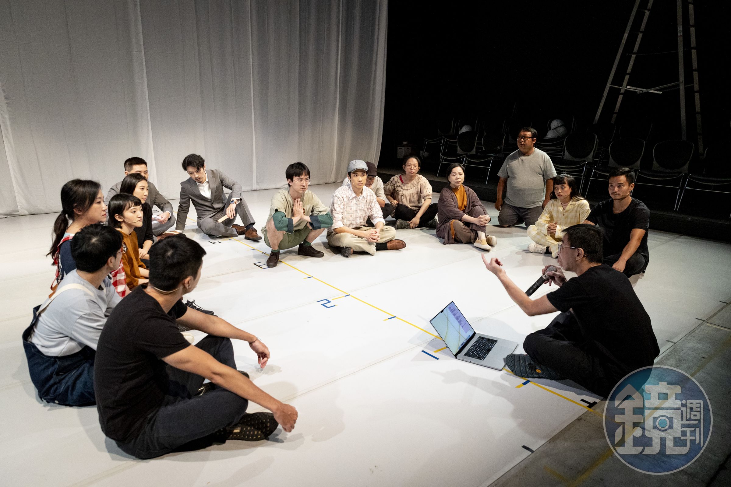 北市康的《交易時刻》排演結束後，導演蔡朋霖（持麥克風者）回饋意見給所有演員。