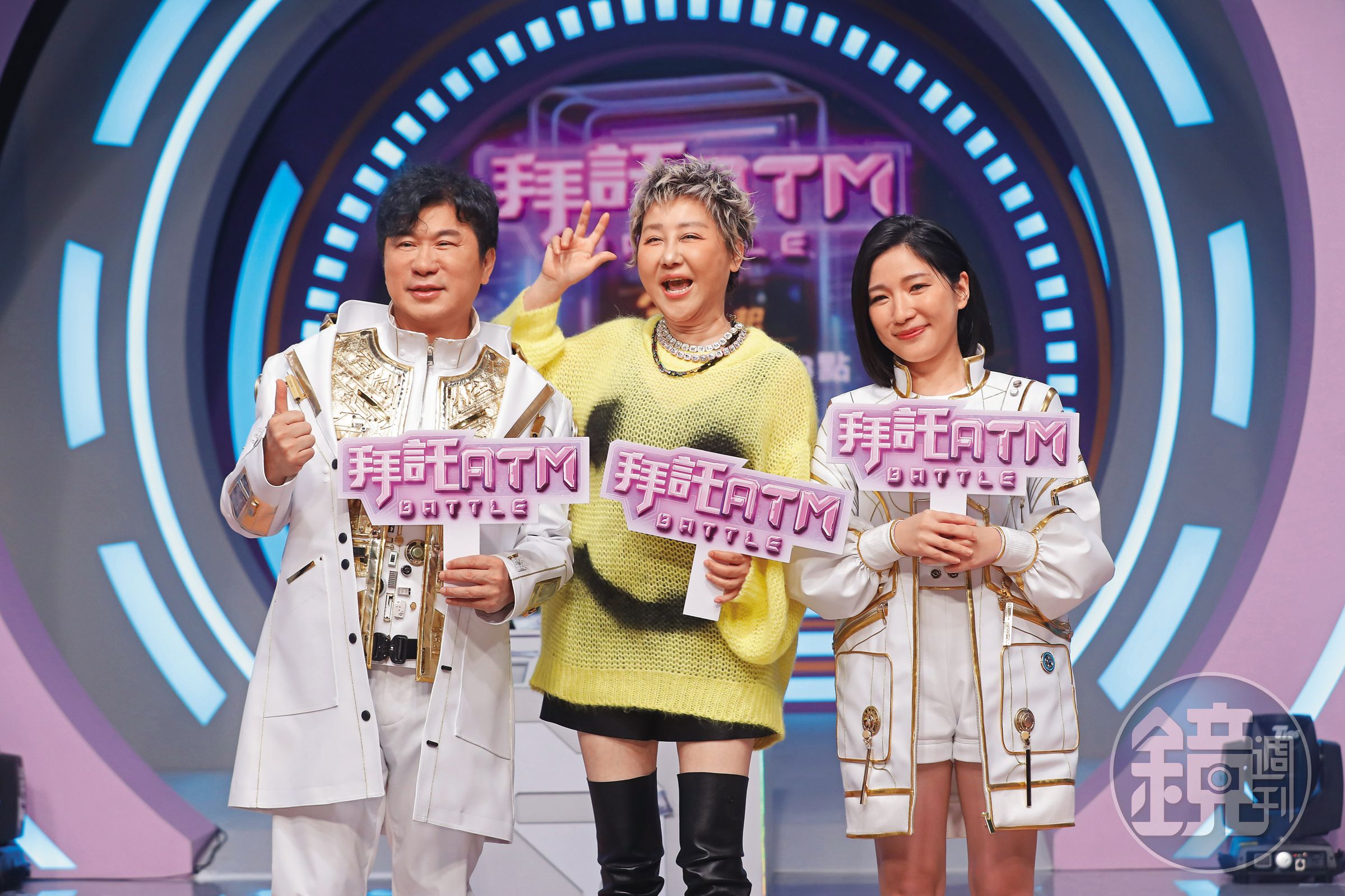 胡瓜（左）與Sandra（右）主持《拜託ATM》傳收攤，開錄記者會藍心湄（中）還曾現身力挺。