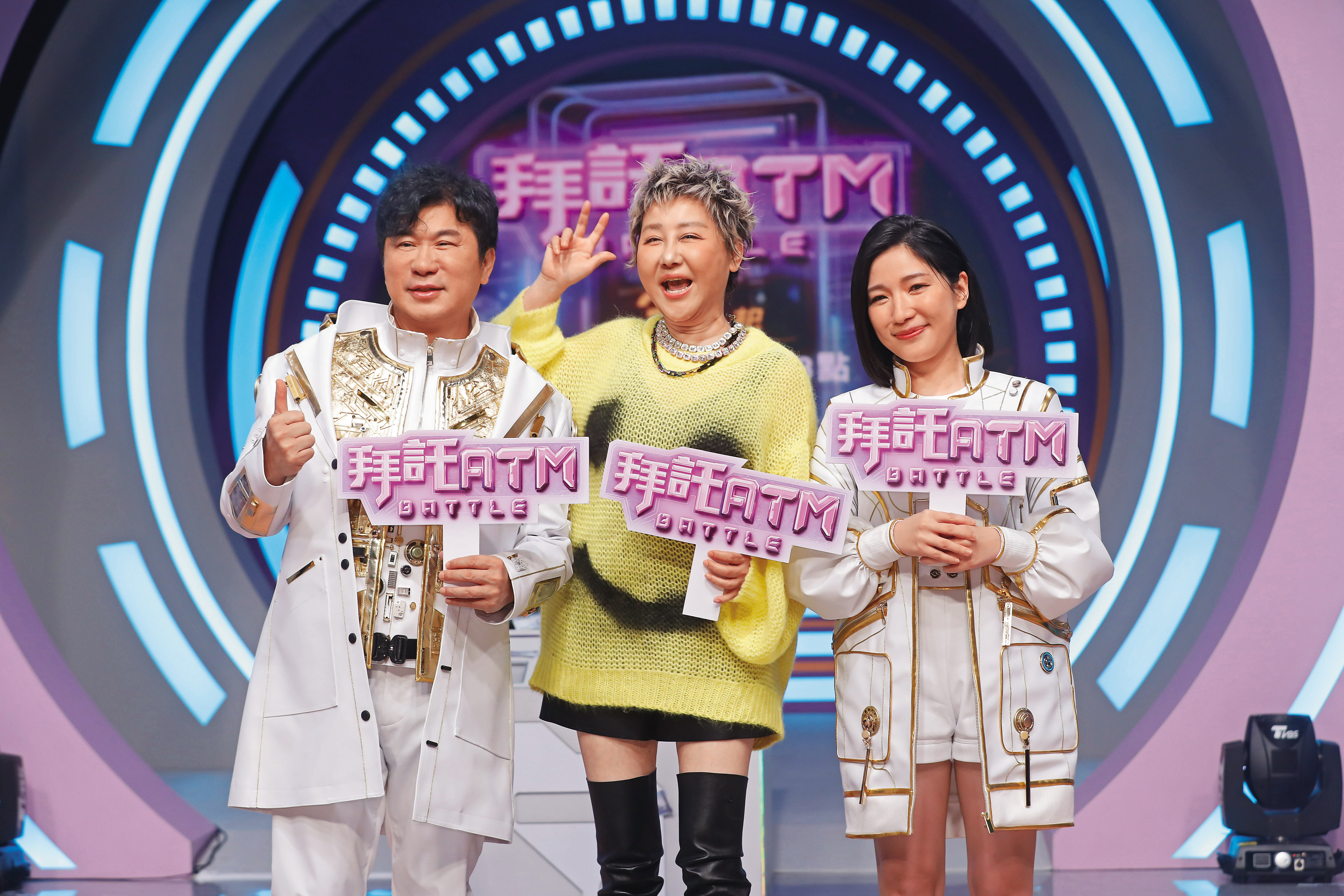 胡瓜（左）與Sandra（右）主持《拜託ATM》傳收攤，開錄記者會藍心湄（中）還曾現身力挺。