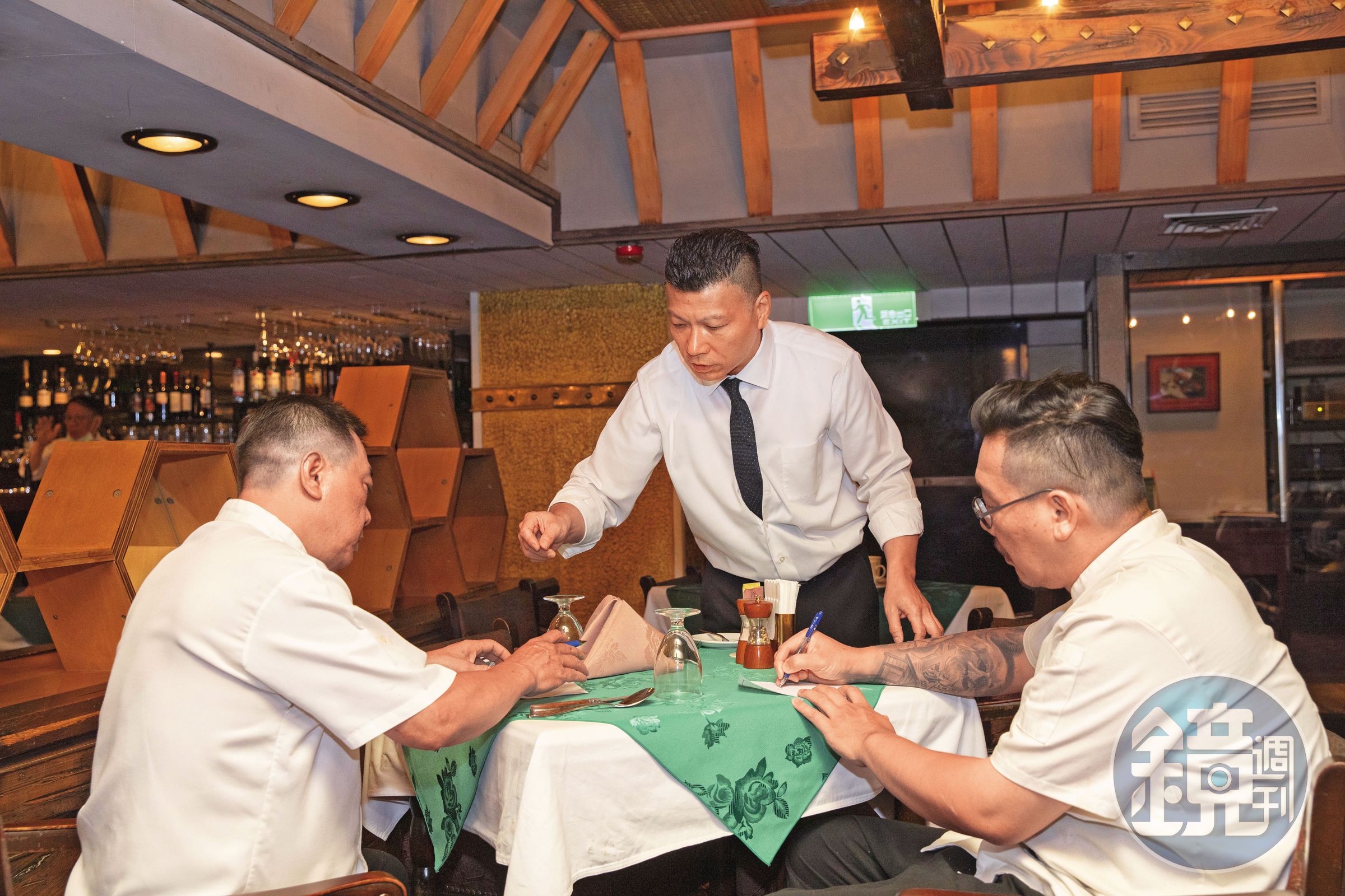 第2代林明雄（中）坦言，過去餐飲業是「老闆說了算」，如今要留住老班底，得不斷溝通。