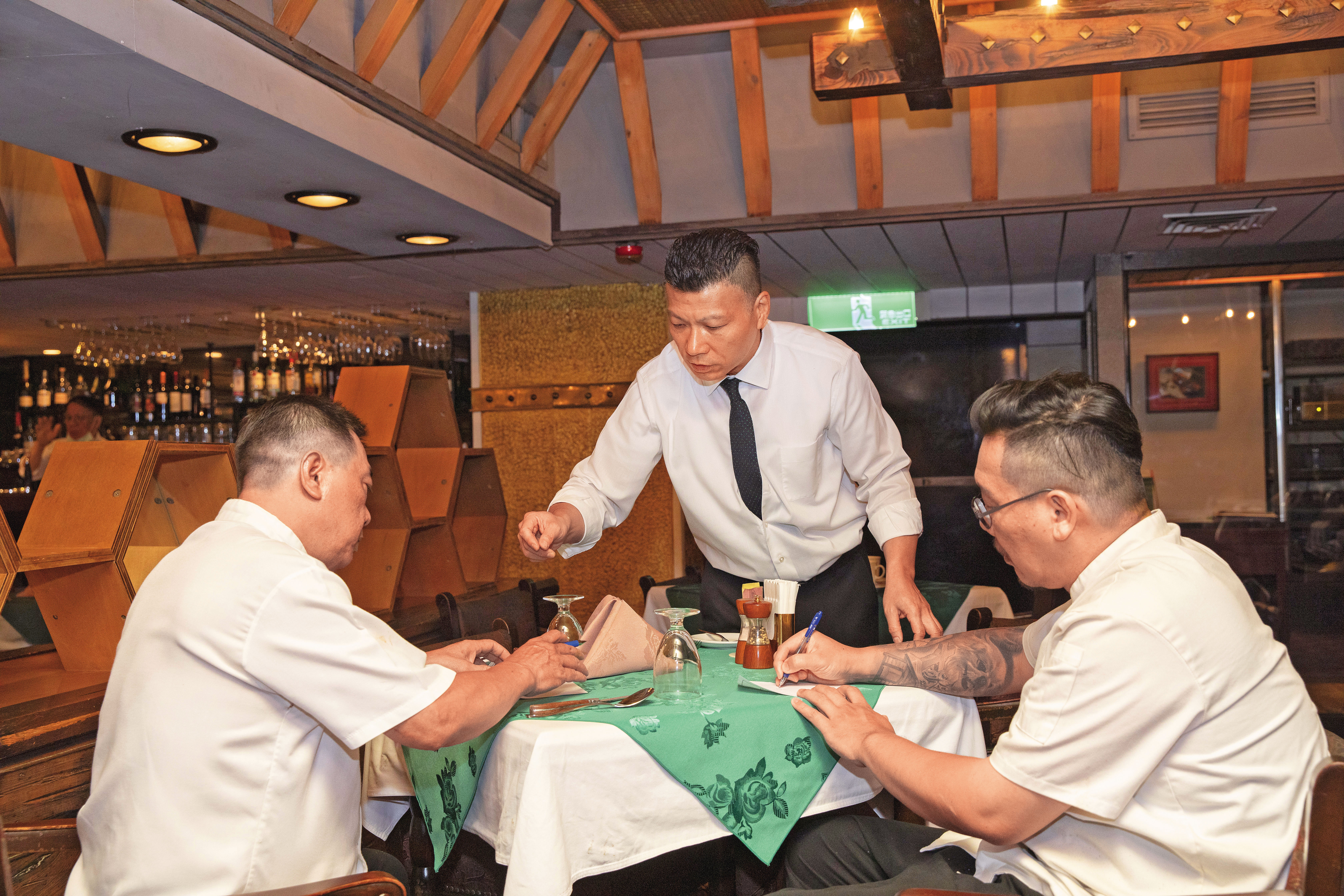 亞里士是台灣少數年逾半百的西餐廳，老闆細數名人軼事記憶猶新。