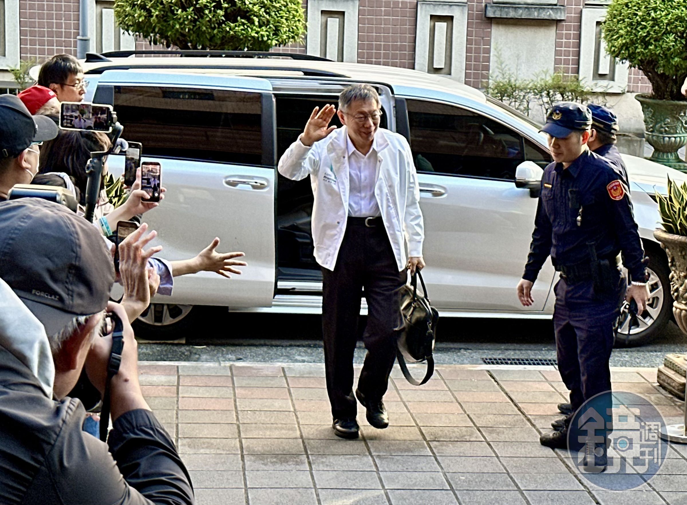 柯文哲今出庭答辯京華城案，打臉自己市長任內刪除京華城12萬284平方公尺容積的決策。