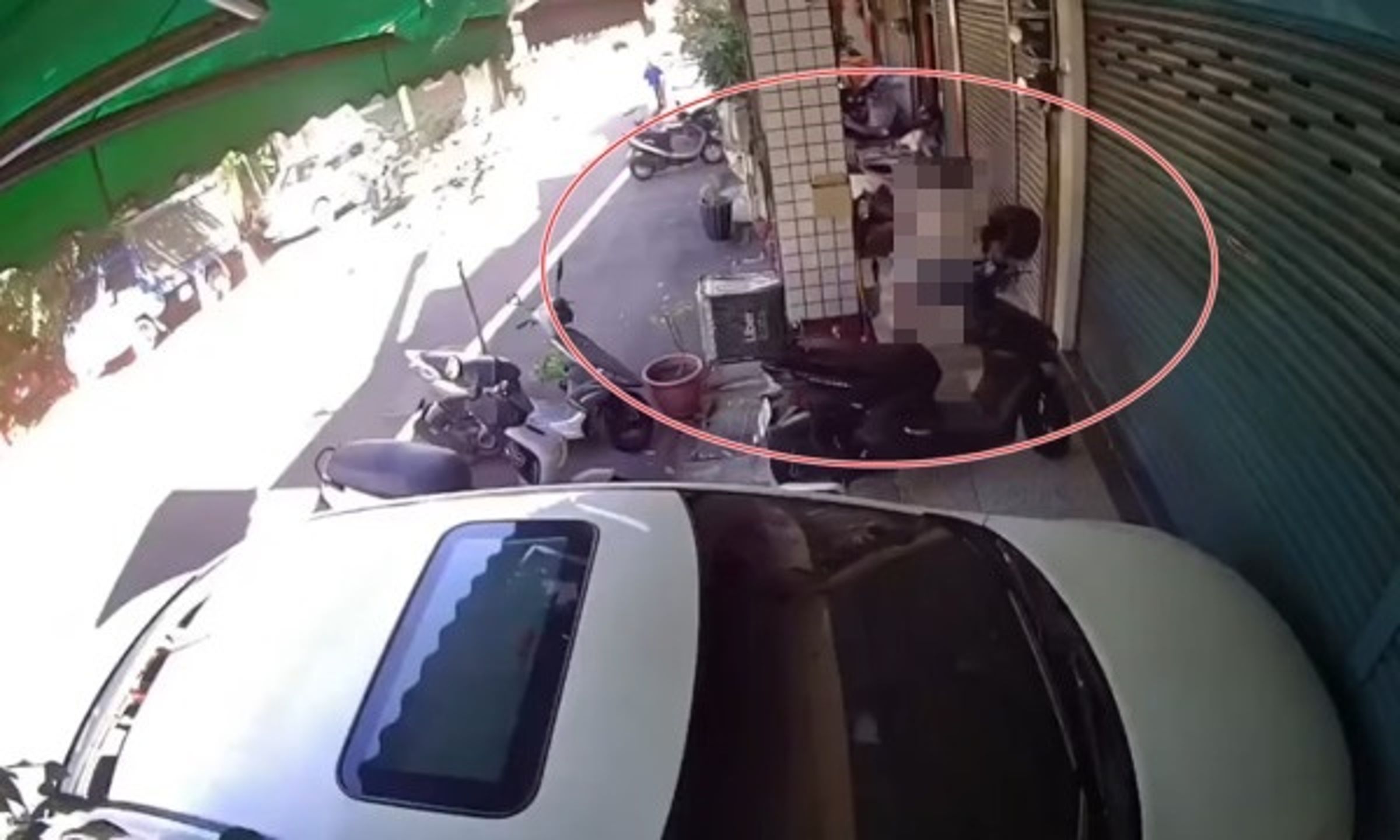 桃園市龜山區一名國小女童27日白天,遭1名具有身心疾病的男子侵犯、強抱,引發社會譁然。(翻攝畫面)