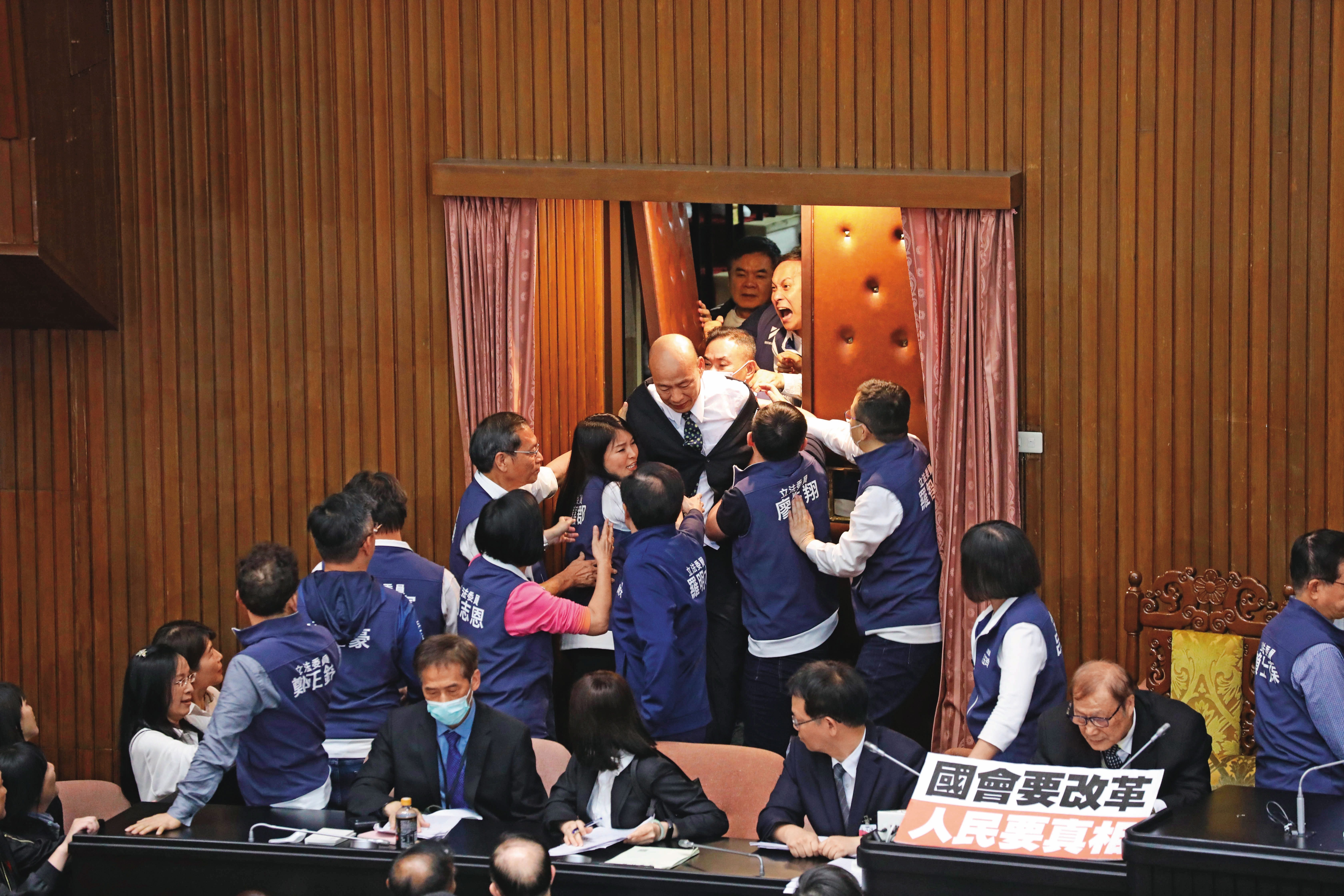 新國會2月組成以來,17日爆發最激烈的肢體衝突,院長韓國瑜也被捲入。