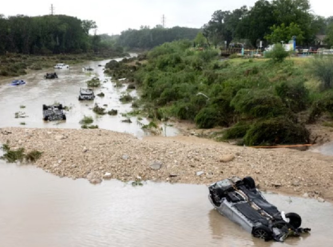 美國德州暴雨釀洪災。（翻攝自X）