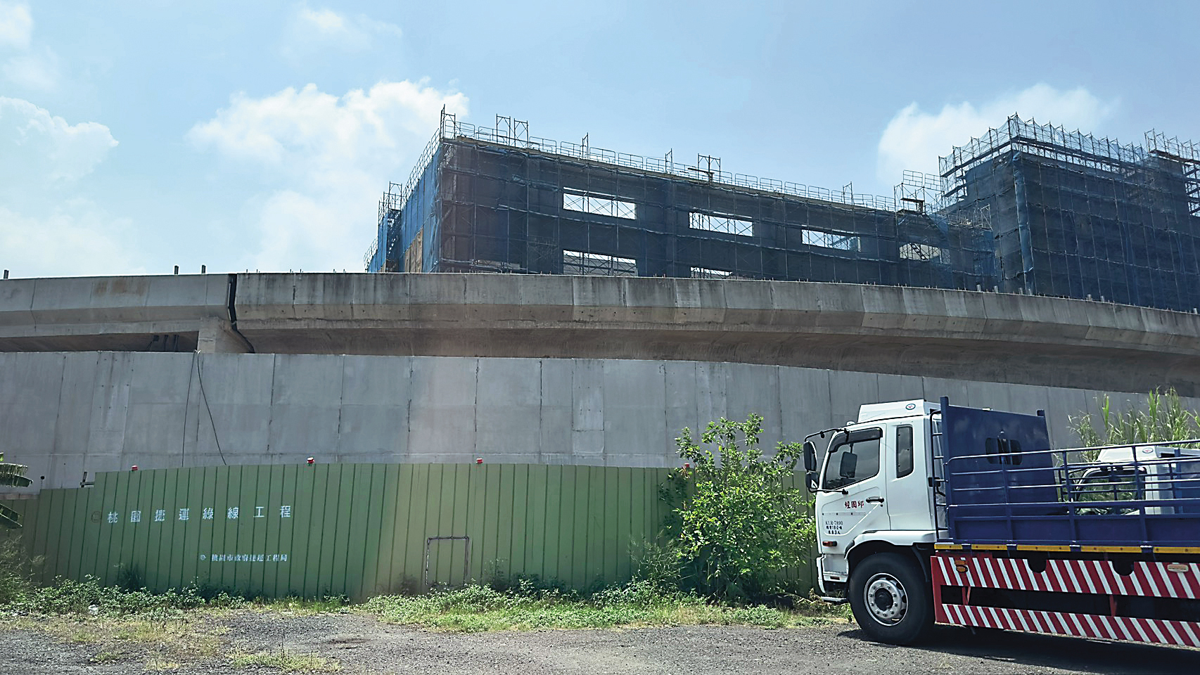 興建中的桃園捷運綠線部分車站工程,爆發違法使用中國石材的弊端。