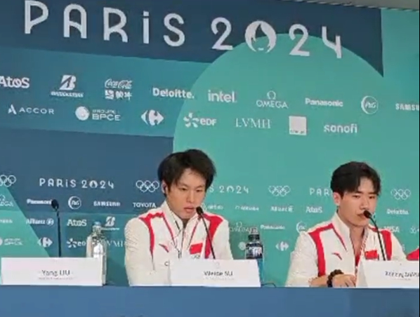 中國體操選手蘇煒德（中）神情鐵青，賽後道歉仍止不住網友怒火。（翻攝微博）